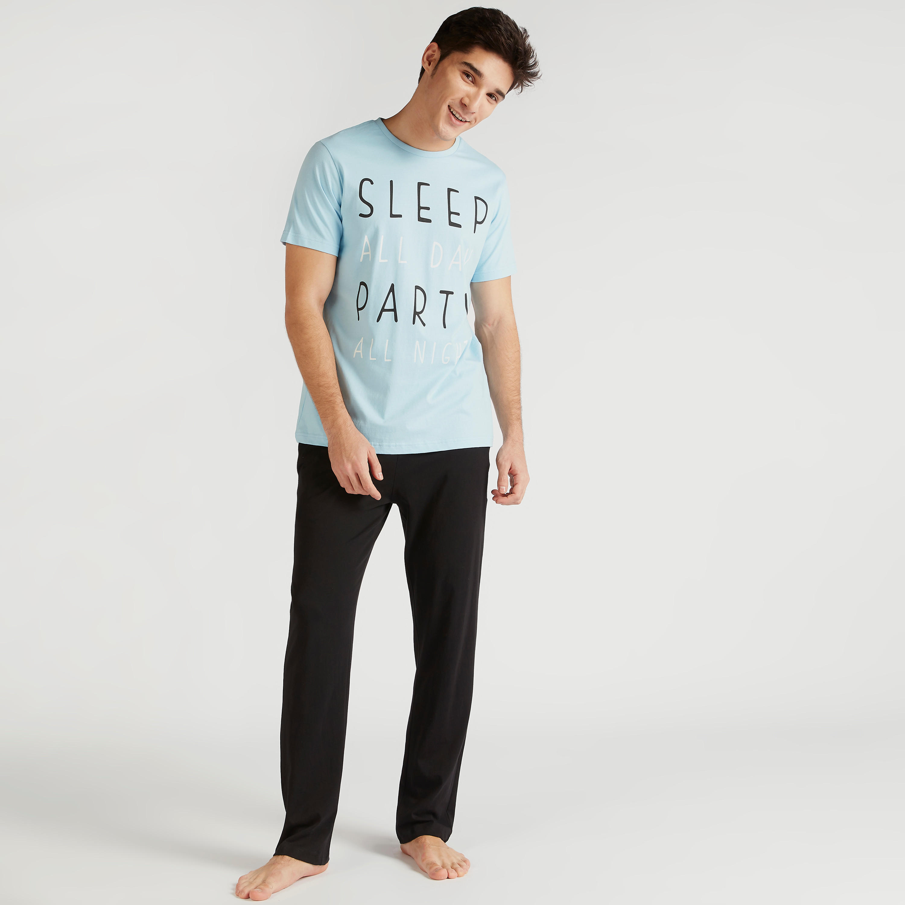 طقم بنطلون بيجاما وتيشيرت بياقة ضيّقة وطبعات-men-clothing-nightwear-sets-image-1