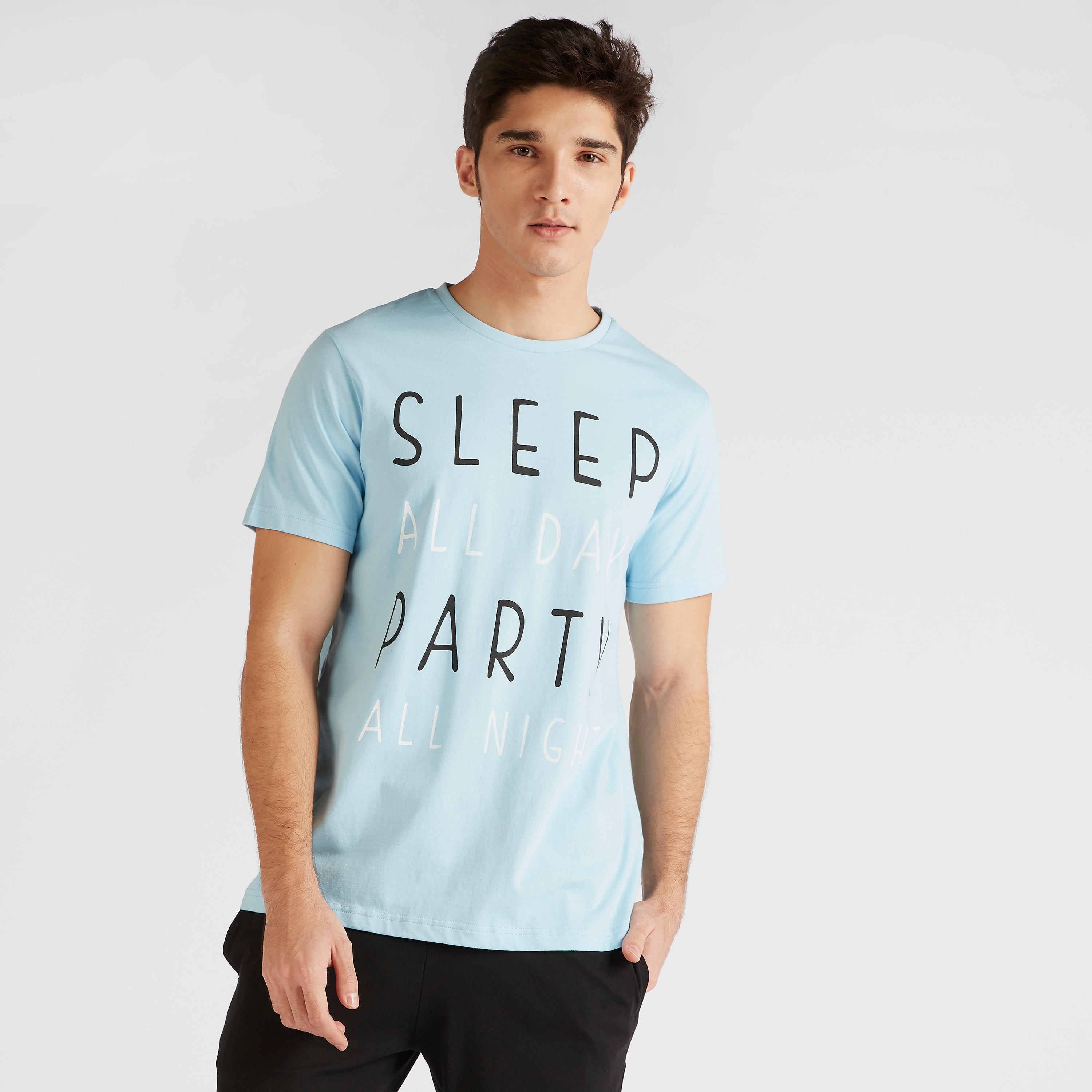 طقم بنطلون بيجاما وتيشيرت بياقة ضيّقة وطبعات-men-clothing-nightwear-sets-image-2