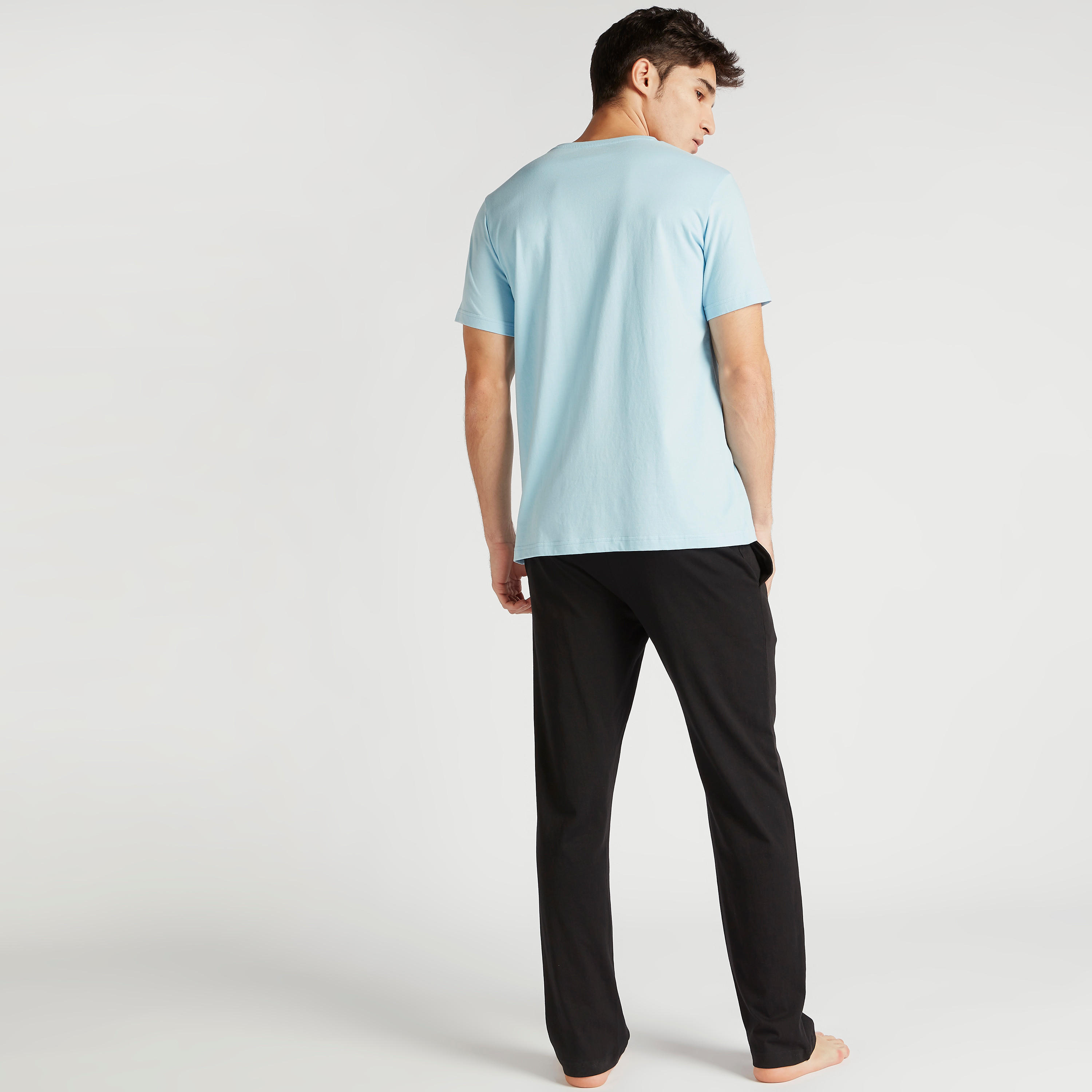 طقم بنطلون بيجاما وتيشيرت بياقة ضيّقة وطبعات-men-clothing-nightwear-sets-image-3