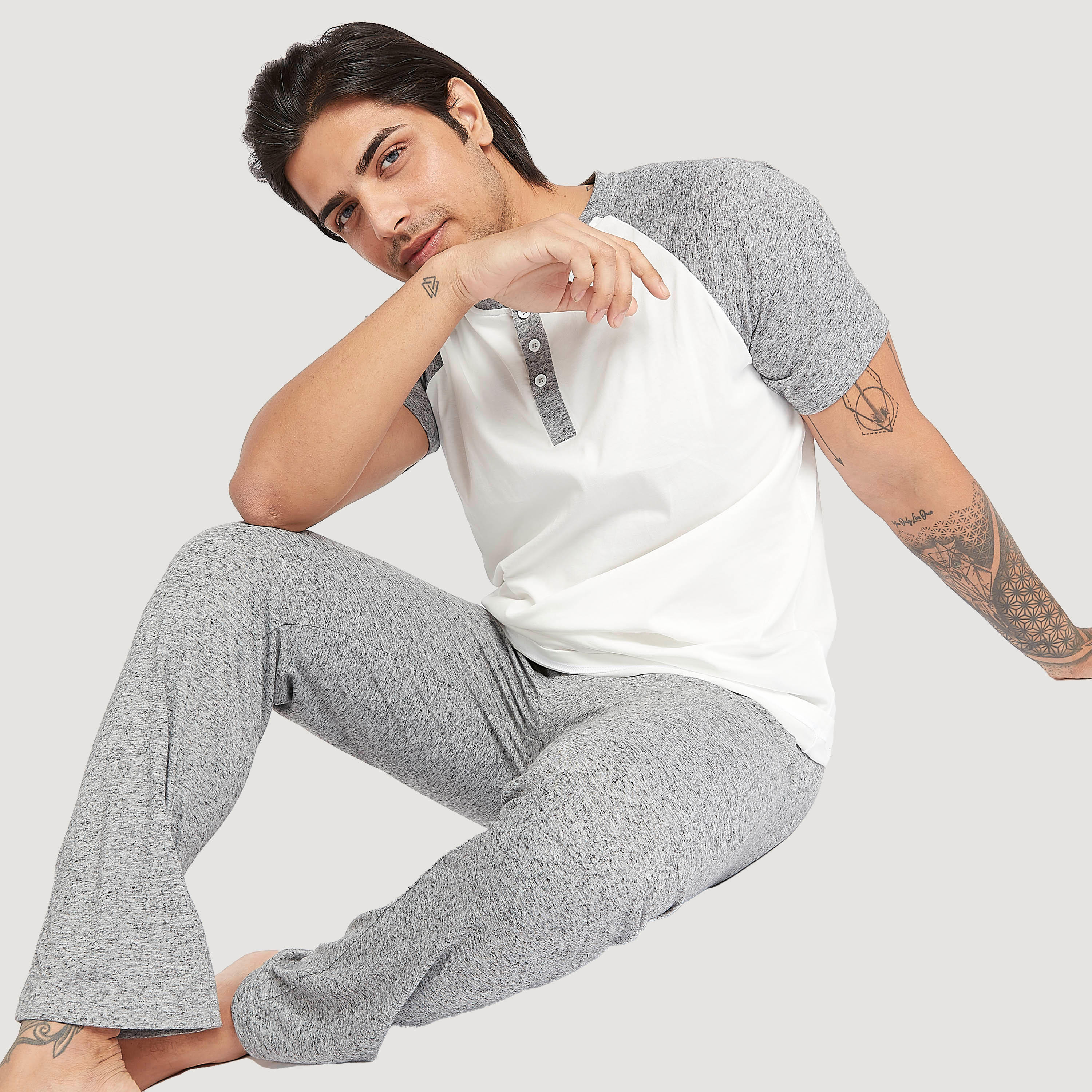 طقم بنطلون بيجاما كامل وتيشيرت بأكمام مغايرة-men-clothing-nightwear-sets-image-1