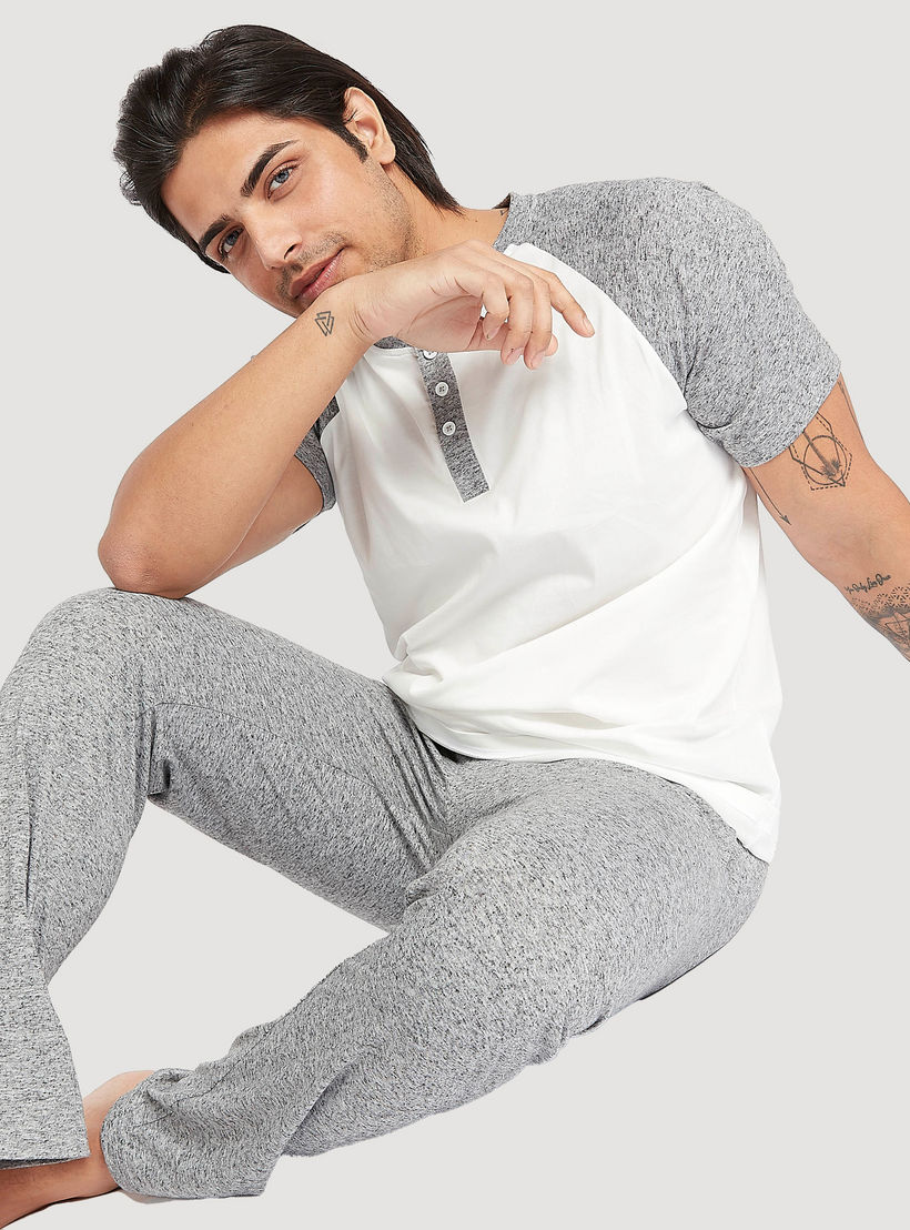 طقم بنطلون بيجاما كامل وتيشيرت بأكمام مغايرة-men-clothing-nightwear-sets-image-1