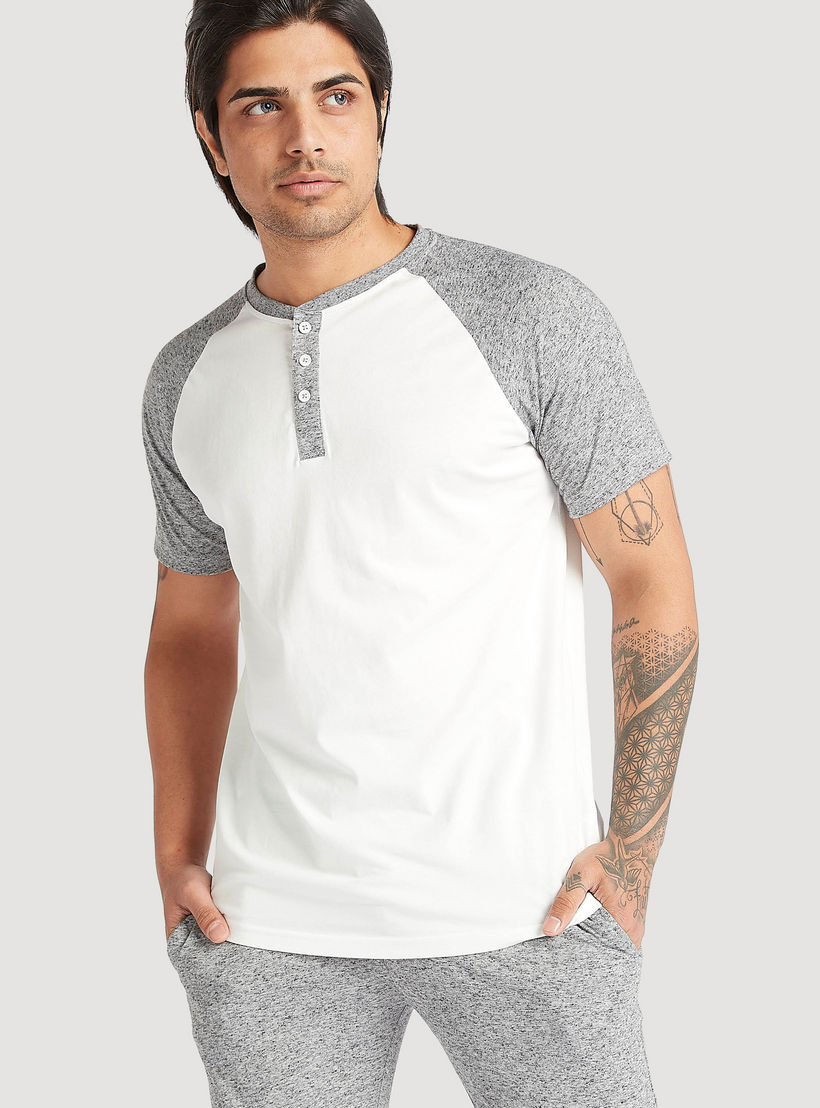 طقم بنطلون بيجاما كامل وتيشيرت بأكمام مغايرة-men-clothing-nightwear-sets-image-4