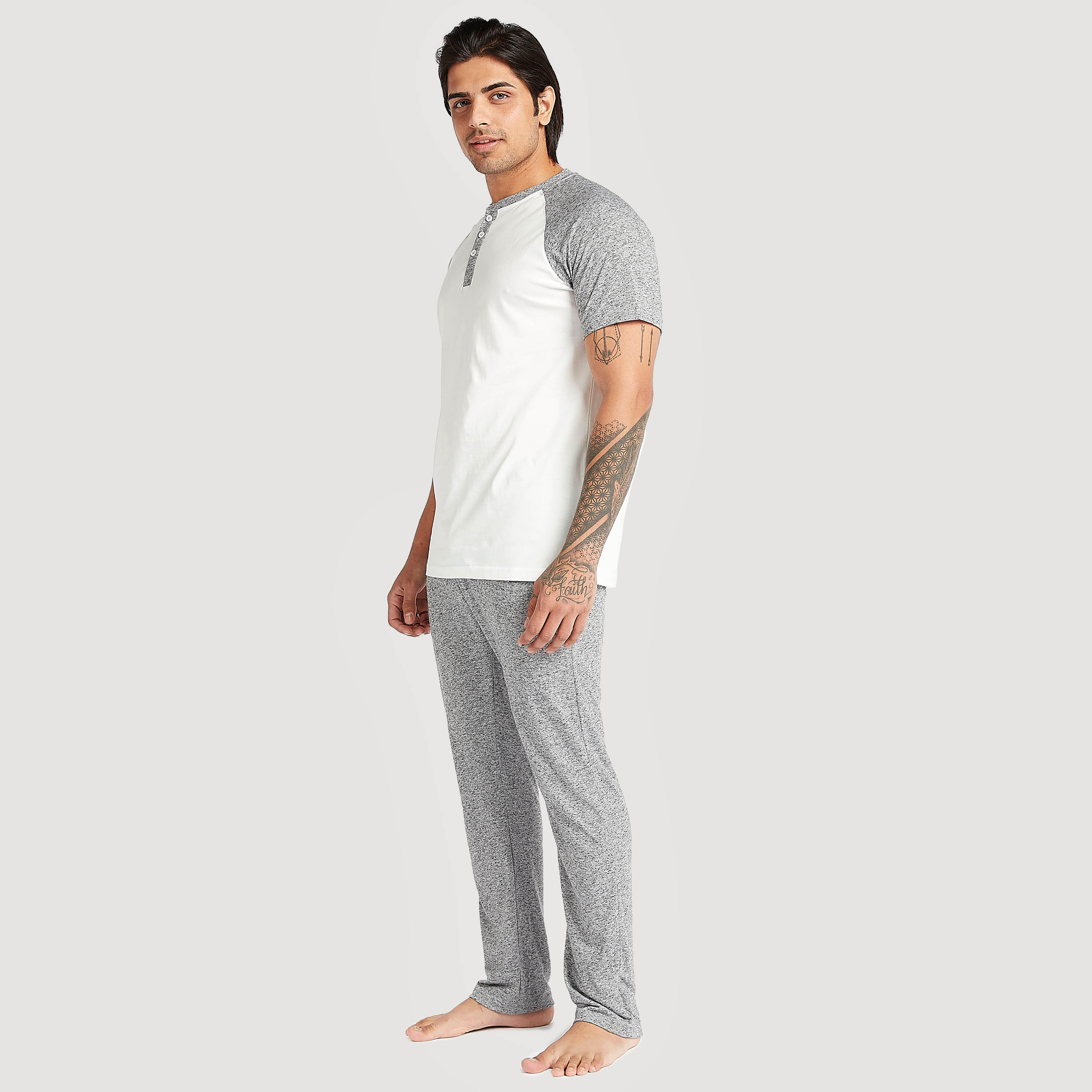 طقم بنطلون بيجاما كامل وتيشيرت بأكمام مغايرة-men-clothing-nightwear-sets-image-1