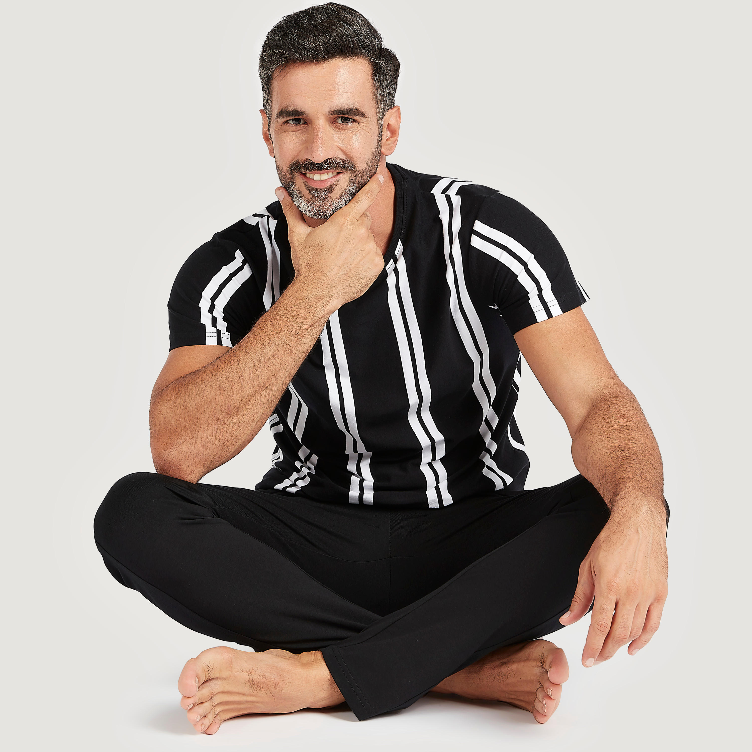 طقم بنطلون بيجاما سادة وتيشيرت مخطط بأكمام قصيرة-men-clothing-nightwear-sets-image-2