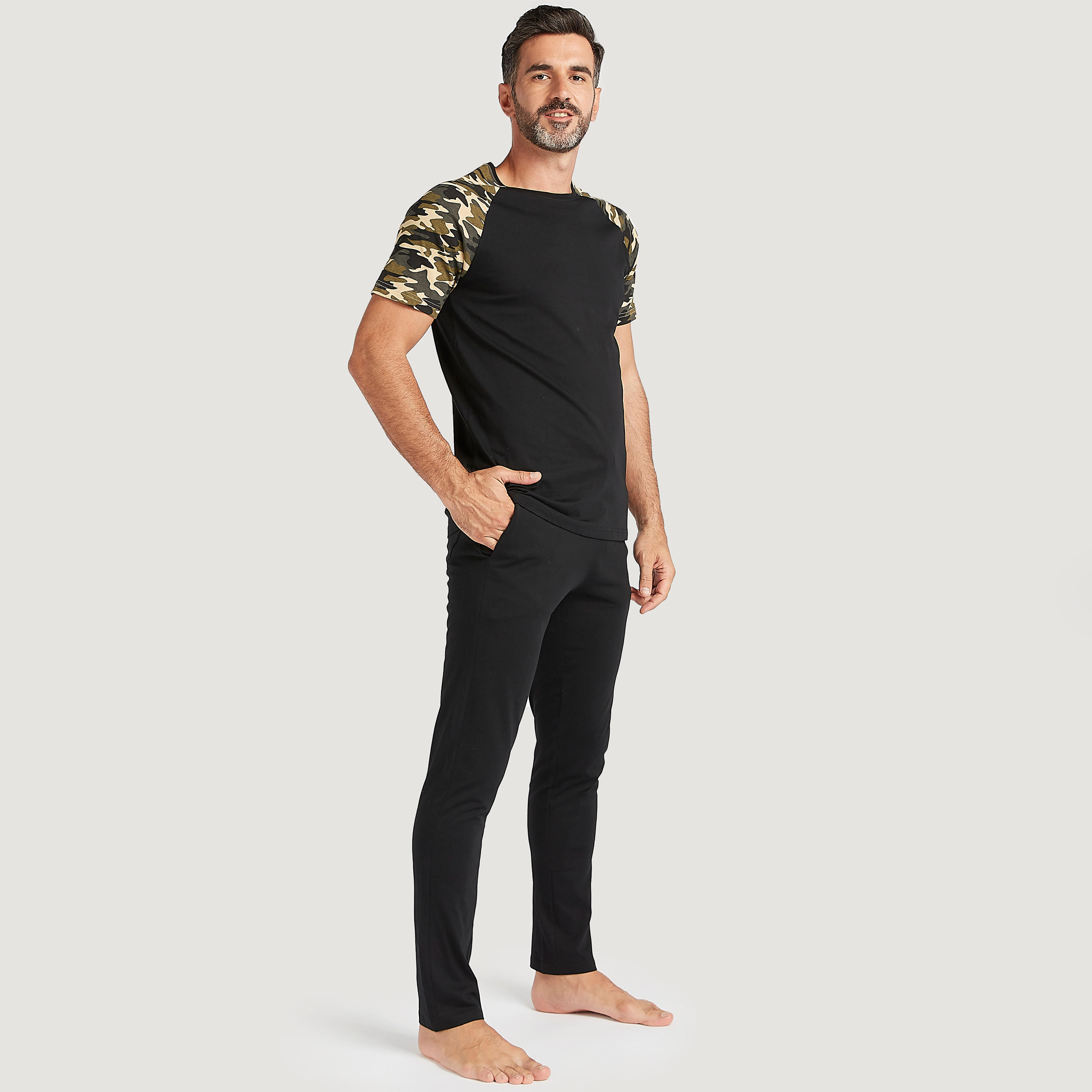 طقم بنطلون بيجاما وتيشيرت بأكمام مغايرة وطبعات-men-clothing-nightwear-sets-image-4