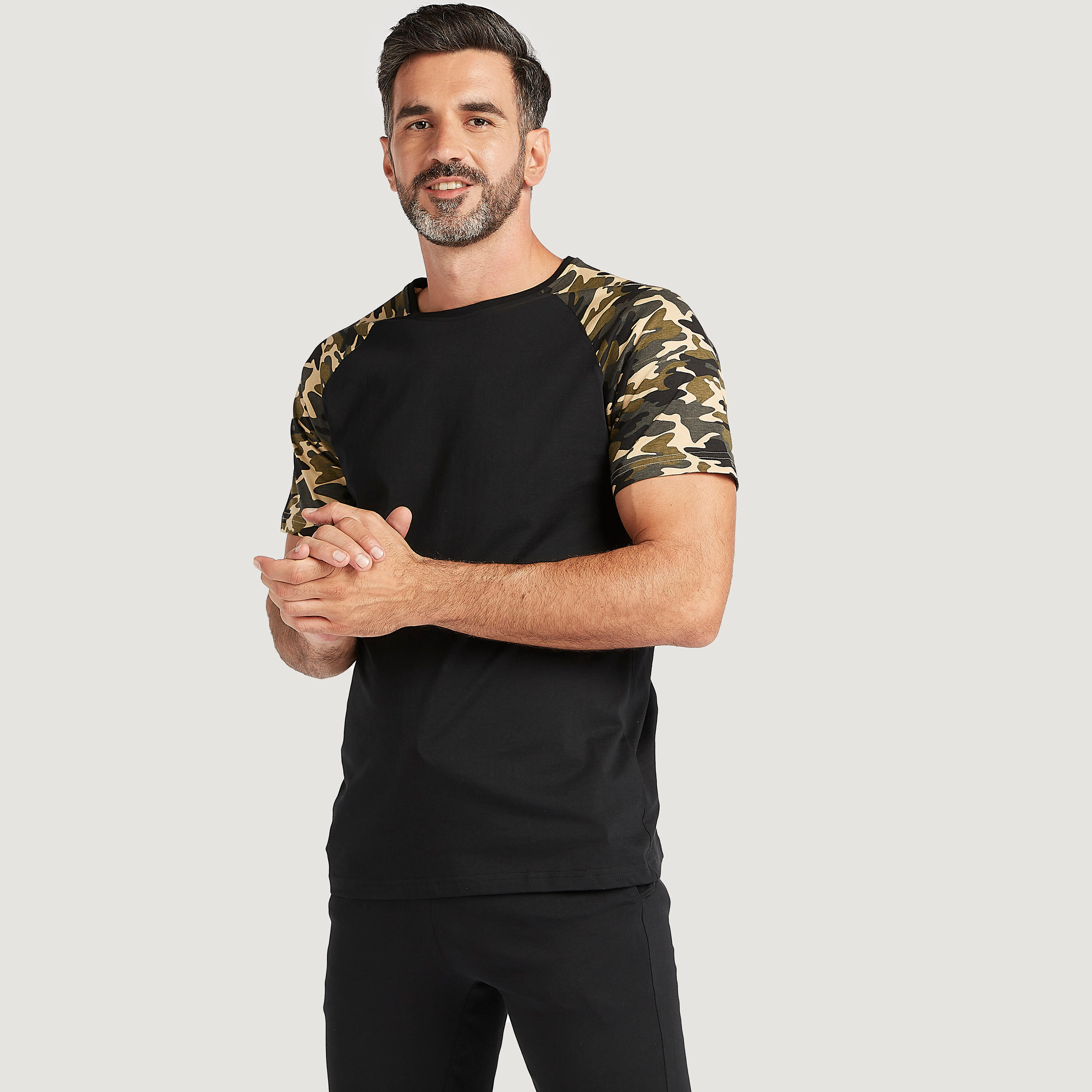 طقم بنطلون بيجاما وتيشيرت بأكمام مغايرة وطبعات-men-clothing-nightwear-sets-image-3