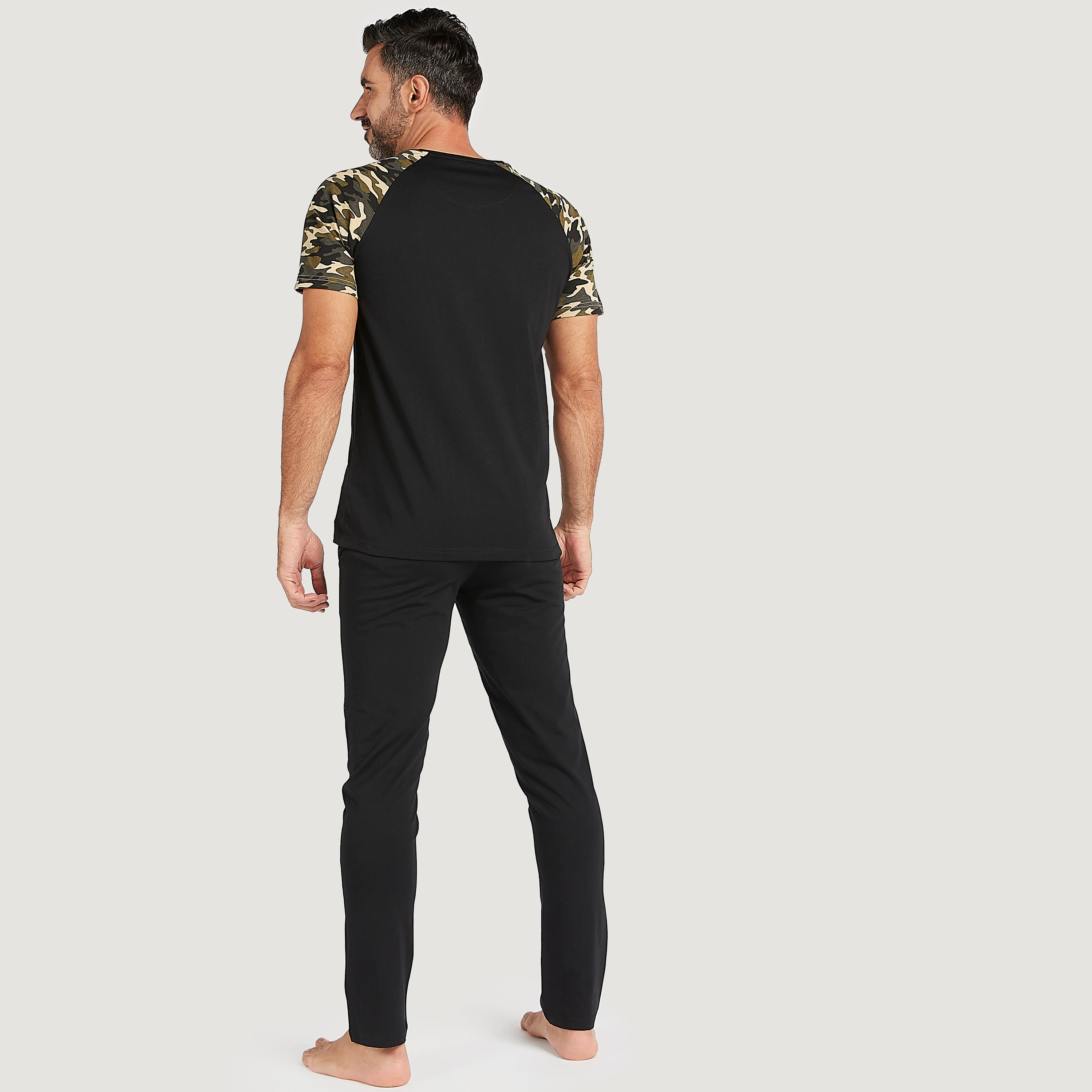 طقم بنطلون بيجاما وتيشيرت بأكمام مغايرة وطبعات-men-clothing-nightwear-sets-image-2