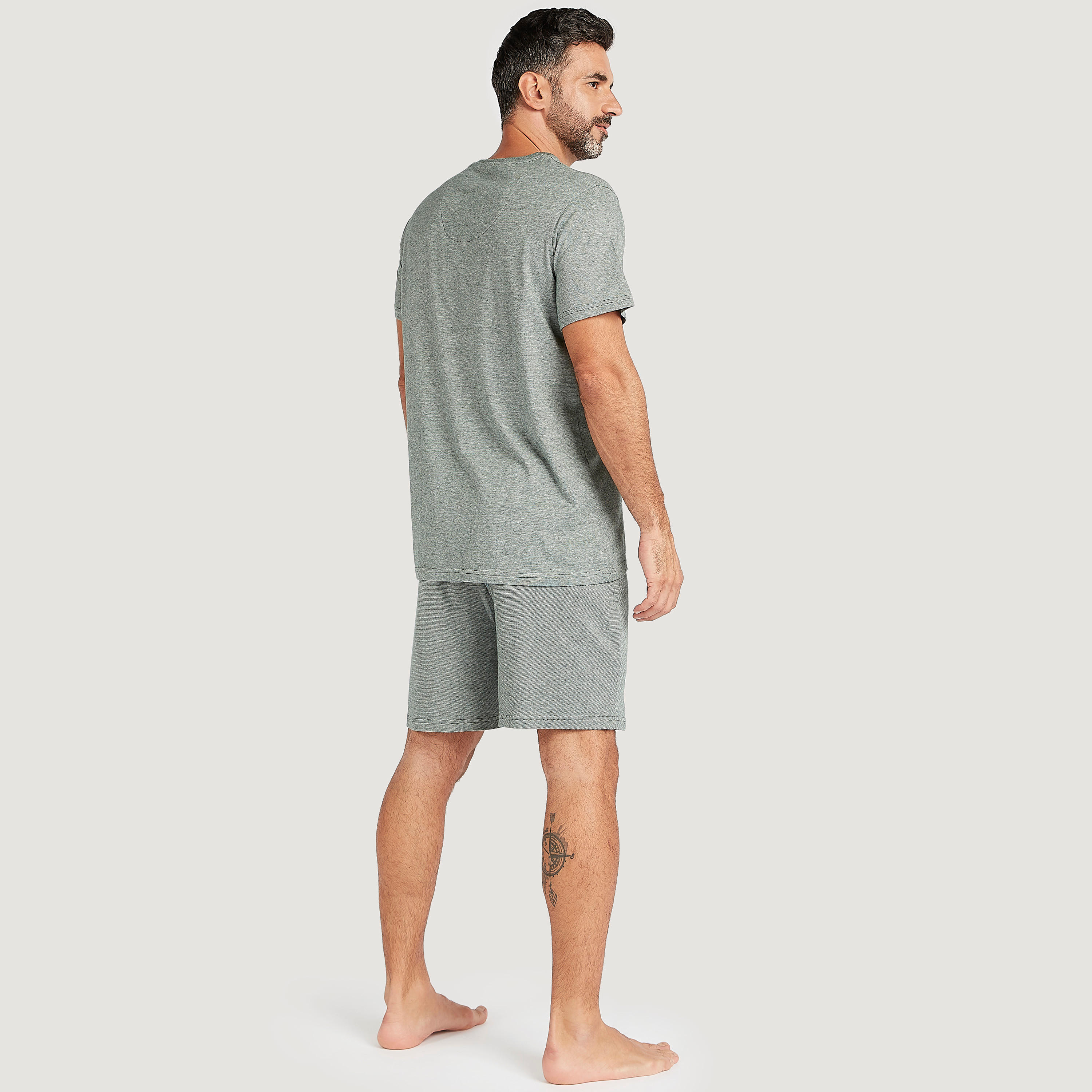 طقم شورت برباط إغلاق وتيشيرت سادة بياقة V-men-clothing-nightwear-sets-image-2