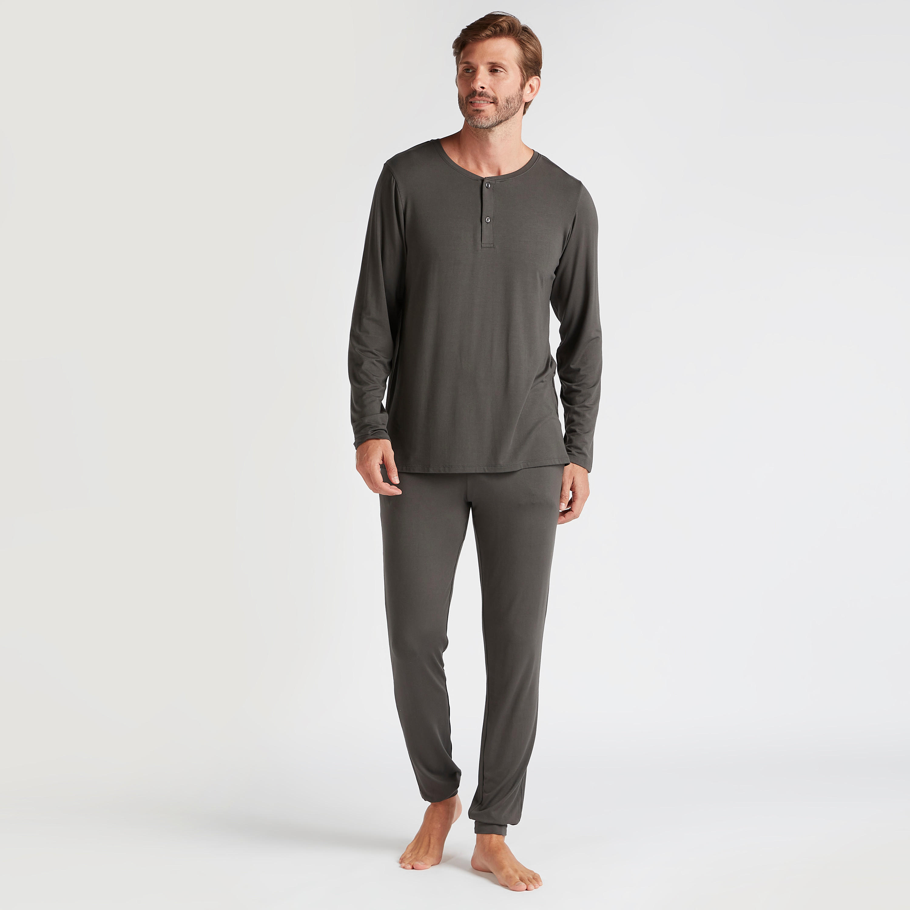 طقم بنطلون رياضي وتيشيرت سادة بياقة هينلي وأكمام طويلة-men-clothing-nightwear-sets-image-1