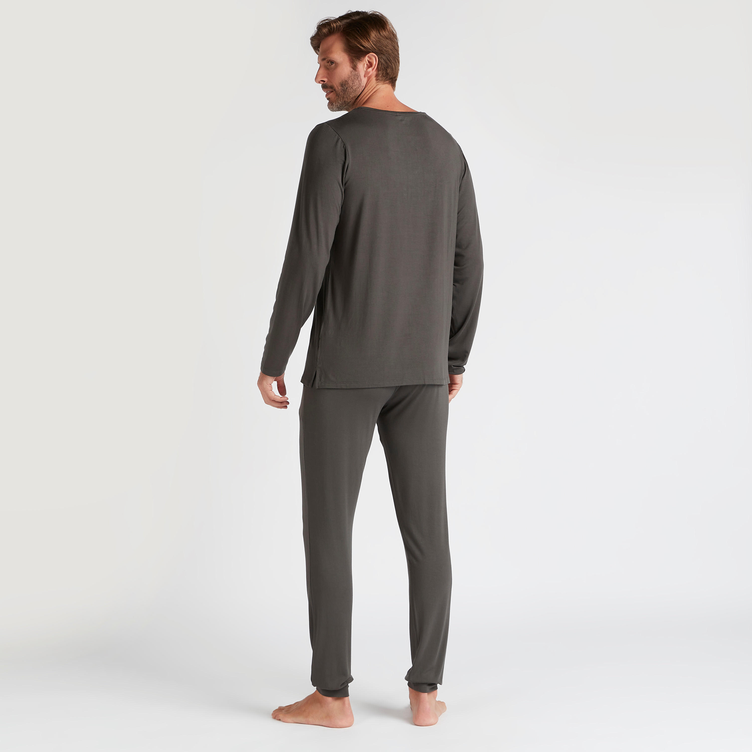 طقم بنطلون رياضي وتيشيرت سادة بياقة هينلي وأكمام طويلة-men-clothing-nightwear-sets-image-3