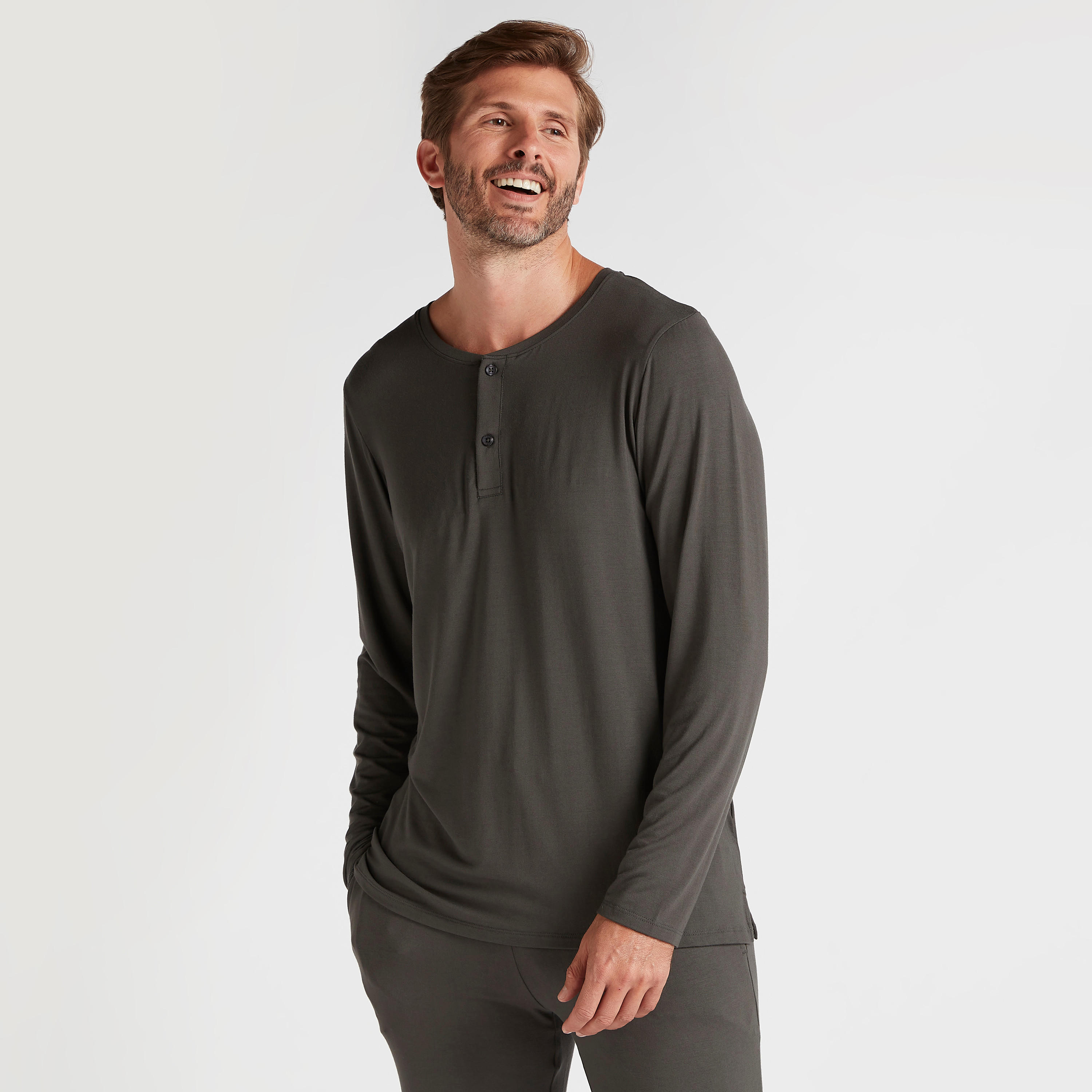 طقم بنطلون رياضي وتيشيرت سادة بياقة هينلي وأكمام طويلة-men-clothing-nightwear-sets-image-4