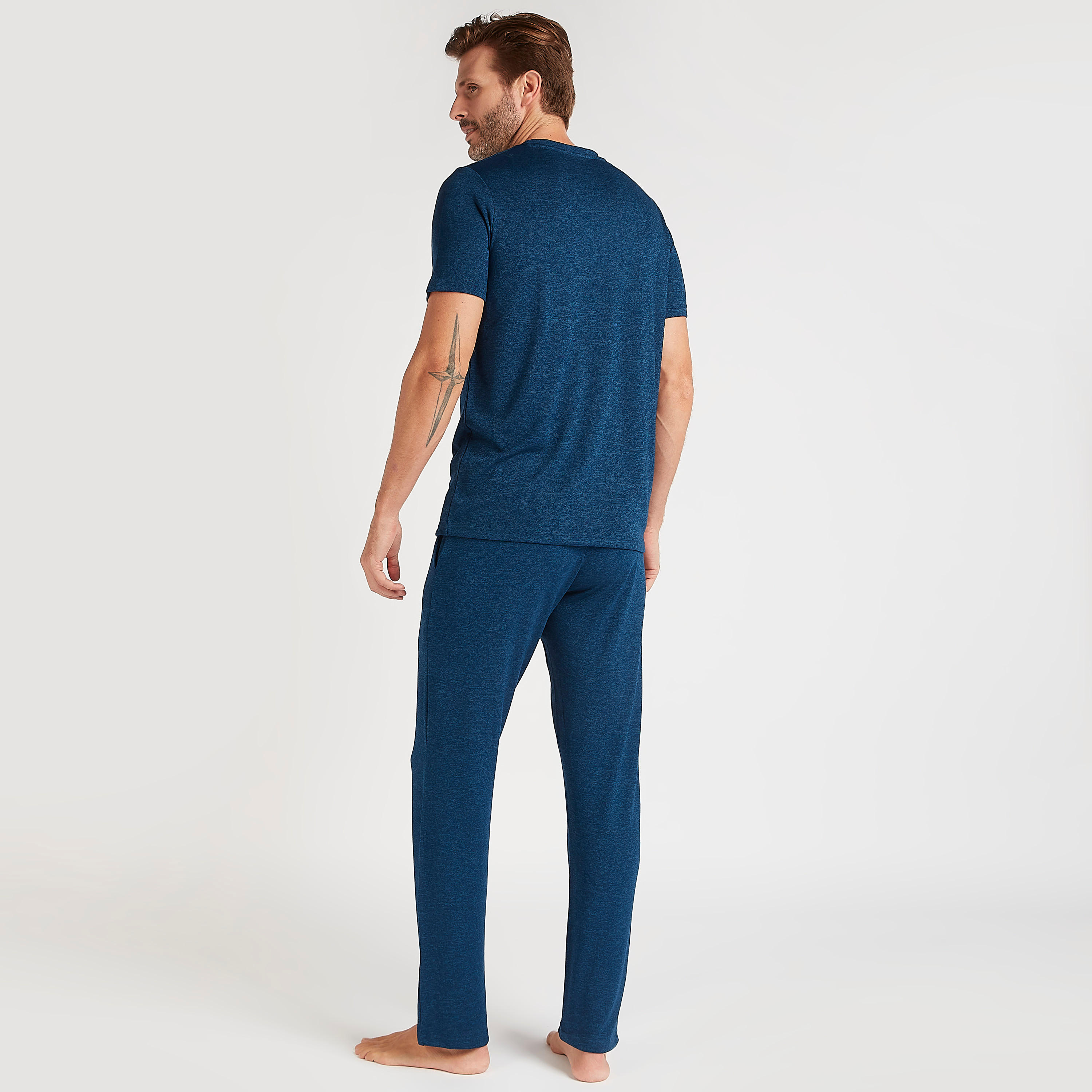 طقم من بنطلون بيجاما طويل وتيشيرت سادة بياقة ضيقة-men-clothing-nightwear-sets-image-2