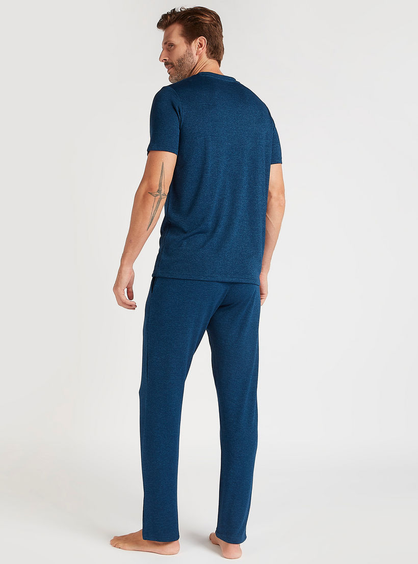 طقم من بنطلون بيجاما طويل وتيشيرت سادة بياقة ضيقة-men-clothing-nightwear-sets-image-2