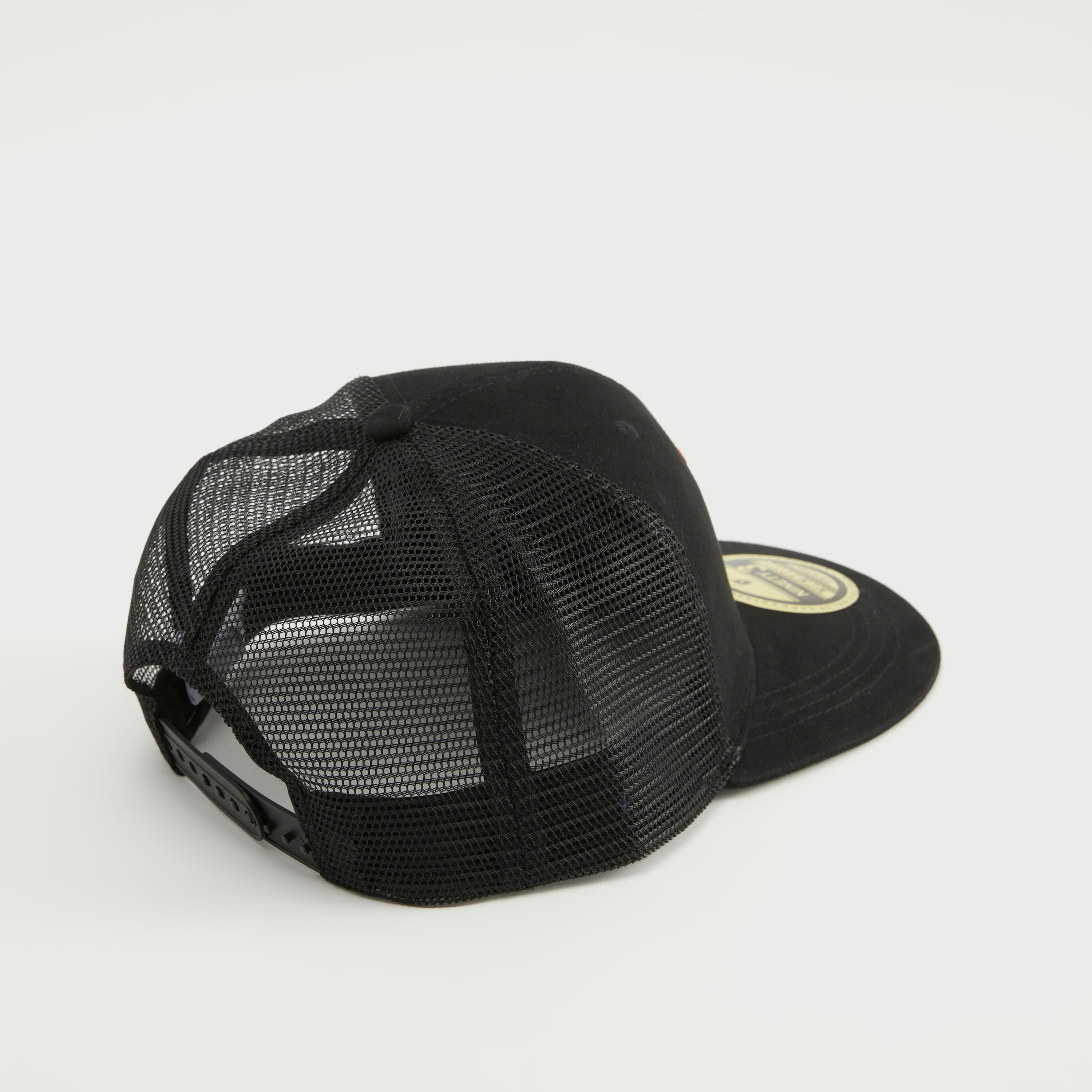 كاب بارز الملمس بشبكة وزر إغلاق خلفي-men-caps-image-1