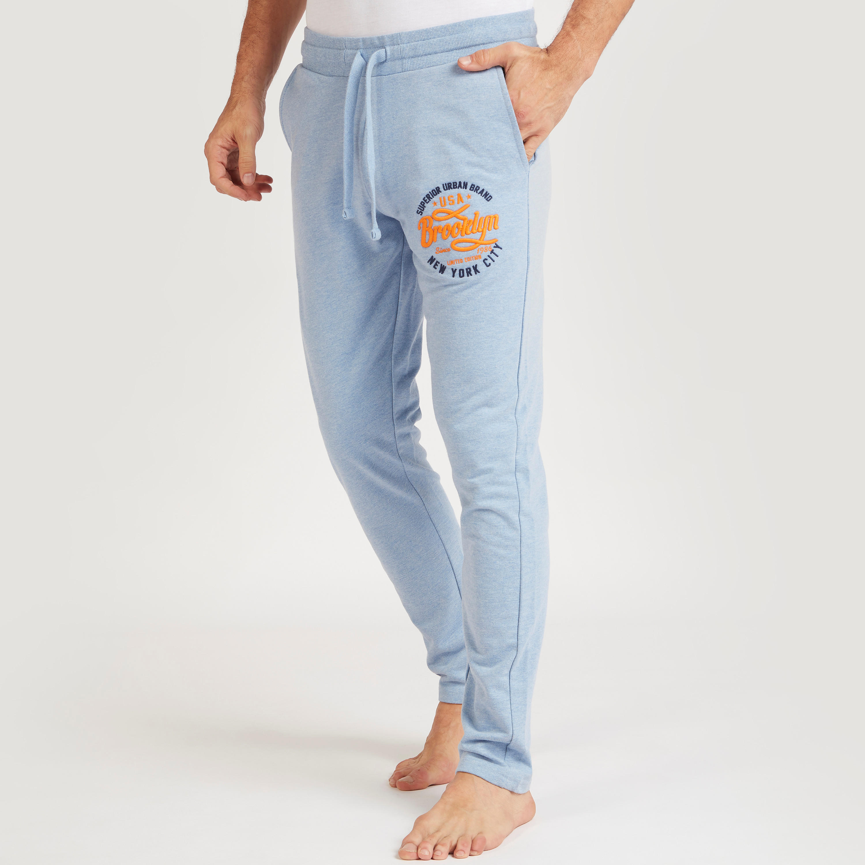 بنطلون بيجاما مطرّز طويل برباط إغلاق-men-clothing-nightwear-pyjamaandshorts-image-4