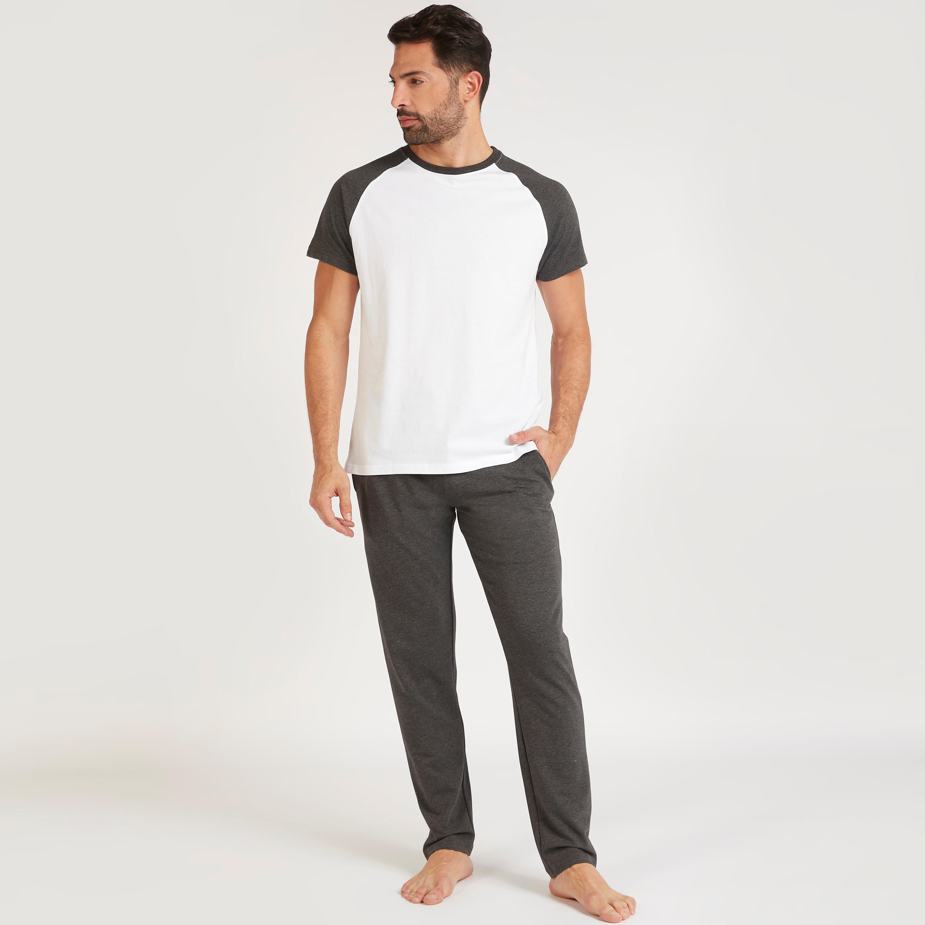 طقم بنطلون بيجاما وتيشيرت بياقة ضيّقة-men-clothing-nightwear-sets-image-4