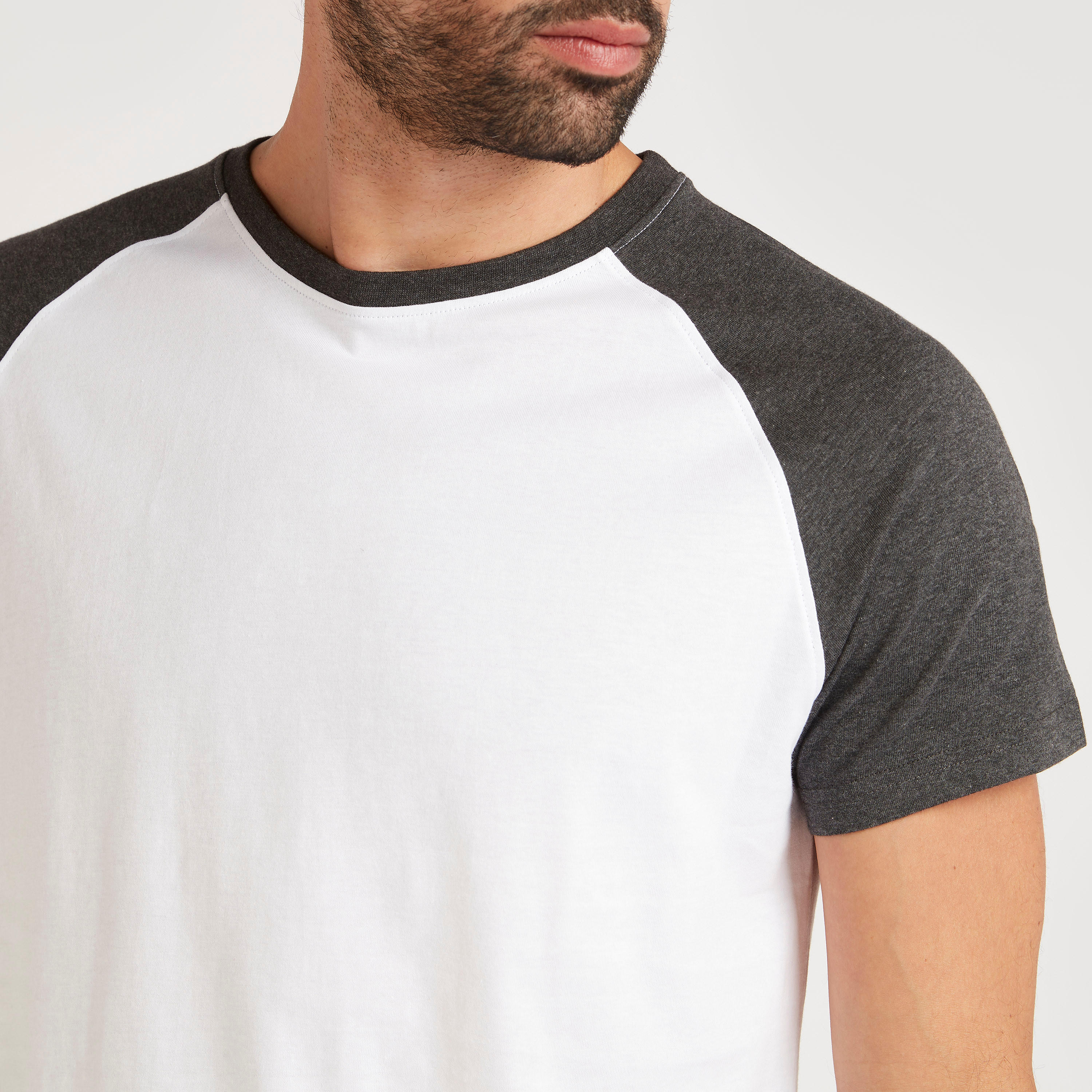 طقم بنطلون بيجاما وتيشيرت بياقة ضيّقة-men-clothing-nightwear-sets-image-2
