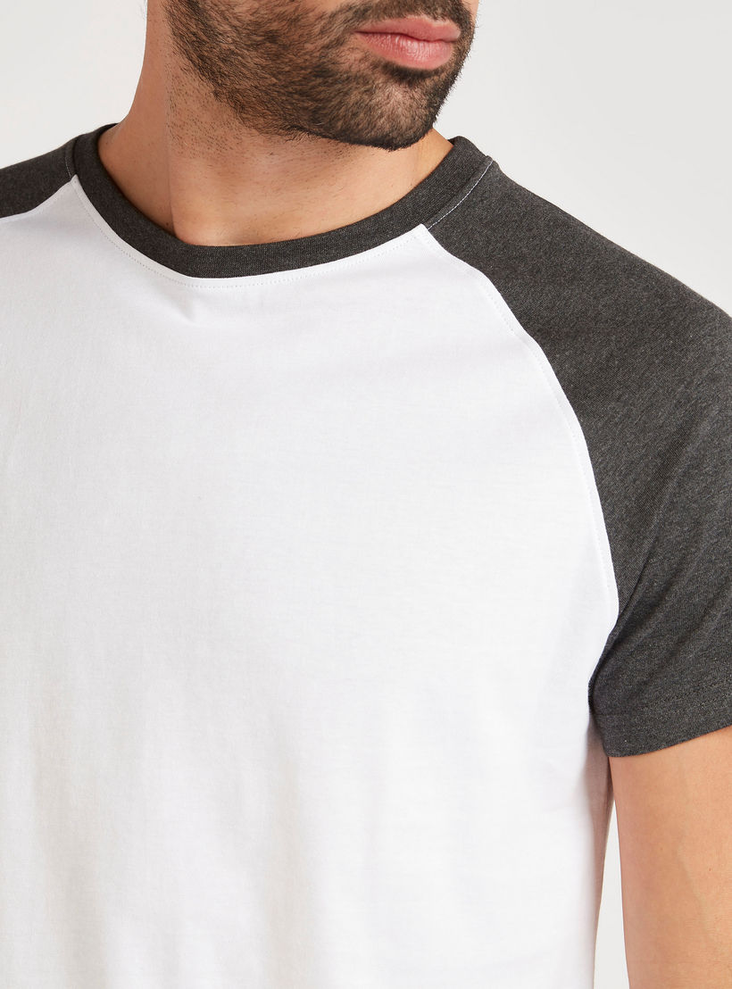 طقم بنطلون بيجاما وتيشيرت بياقة ضيّقة-men-clothing-nightwear-sets-image-2
