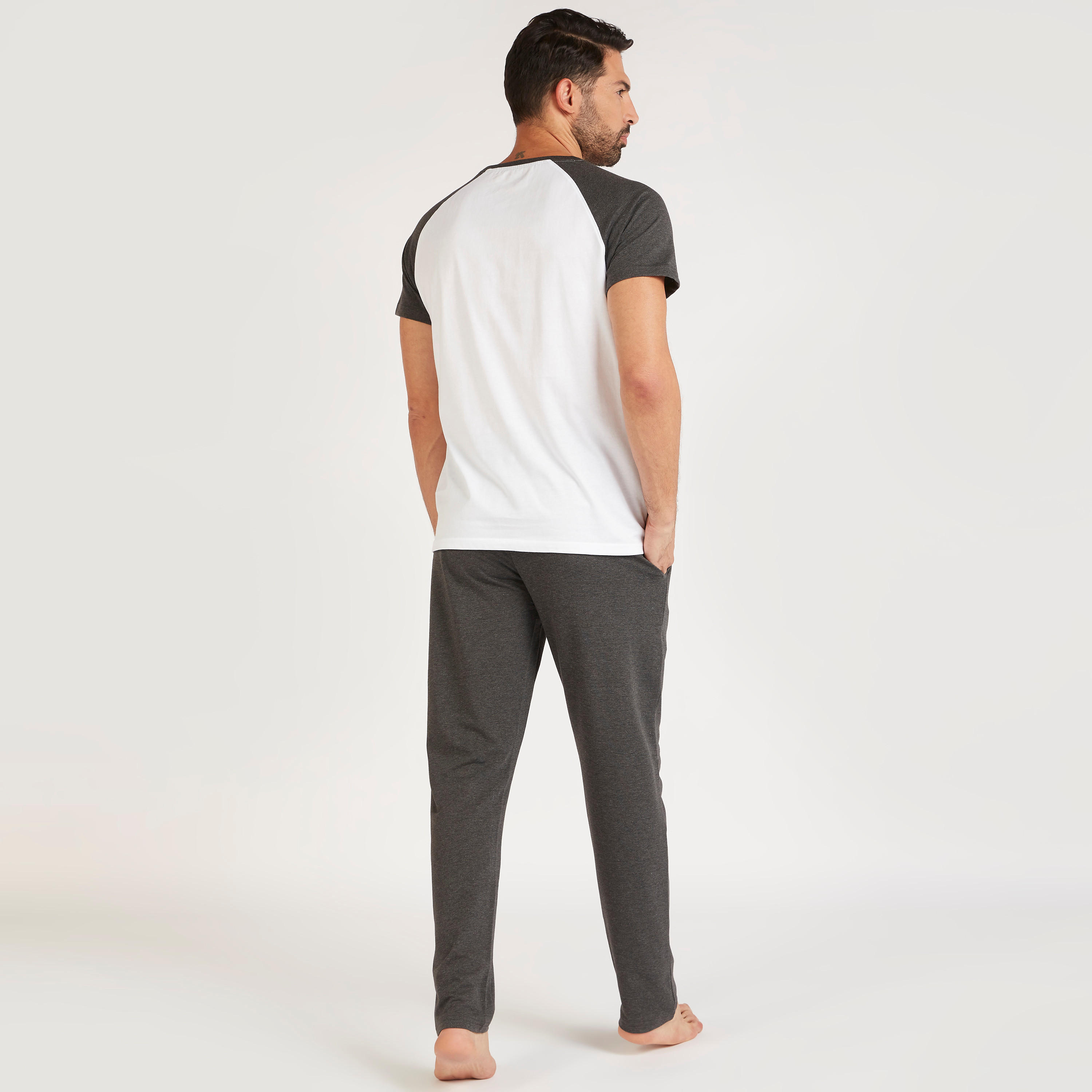 طقم بنطلون بيجاما وتيشيرت بياقة ضيّقة-men-clothing-nightwear-sets-image-1