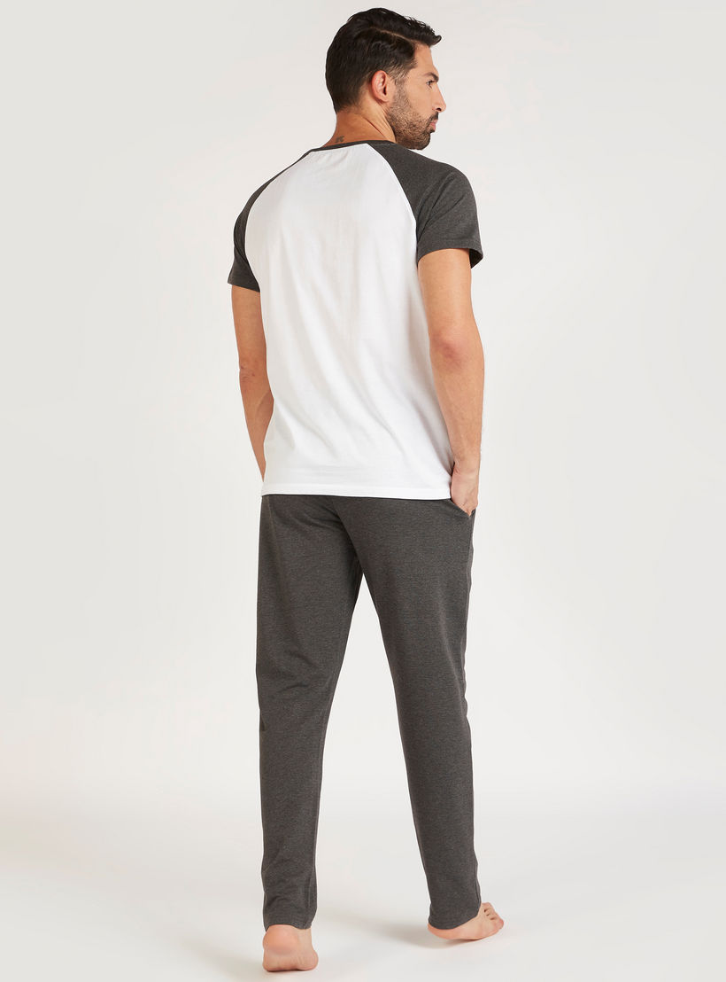 طقم بنطلون بيجاما وتيشيرت بياقة ضيّقة-men-clothing-nightwear-sets-image-1