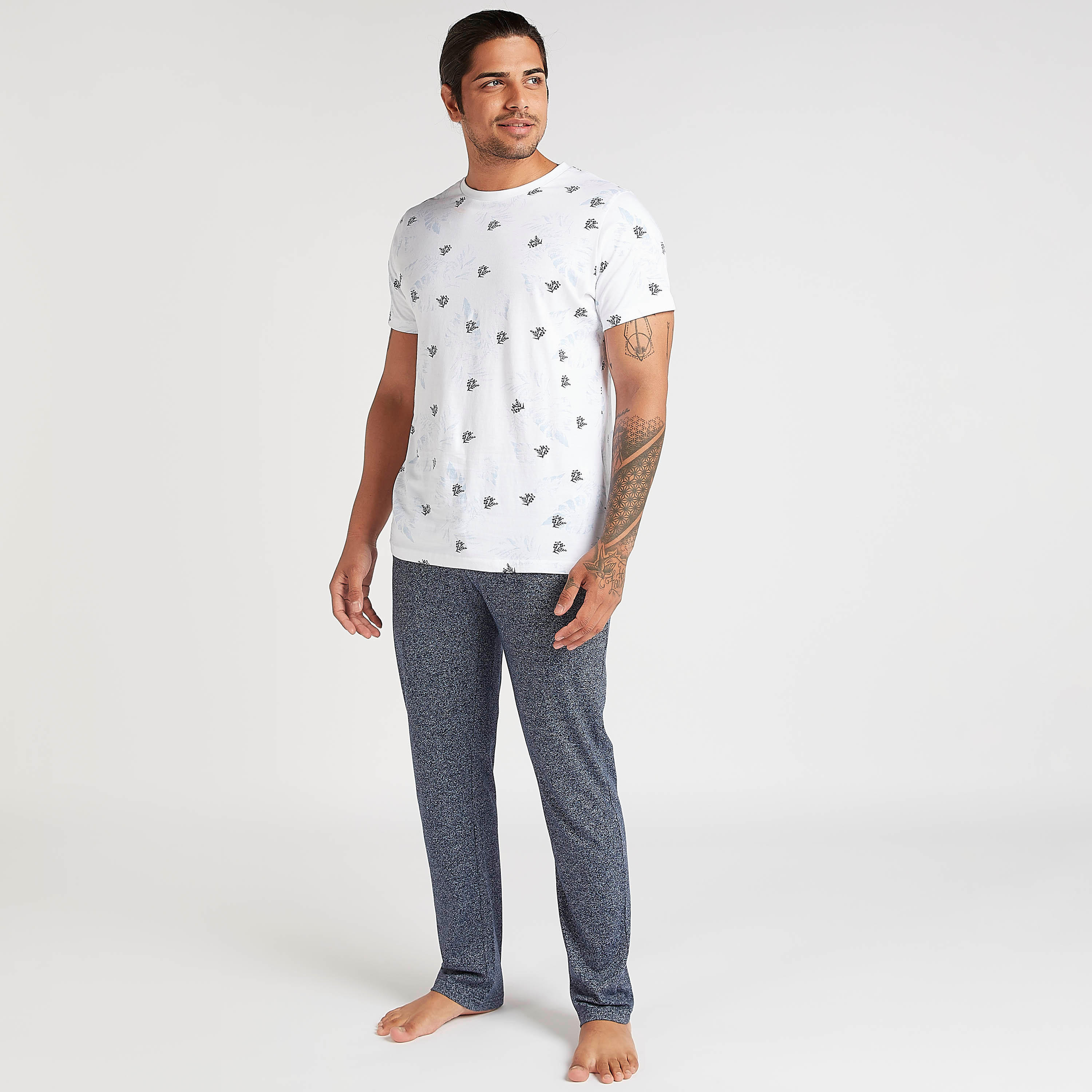 طقم من بنطلون بيجاما طويل وتيشيرت بطبعات-men-clothing-nightwear-sets-image-4