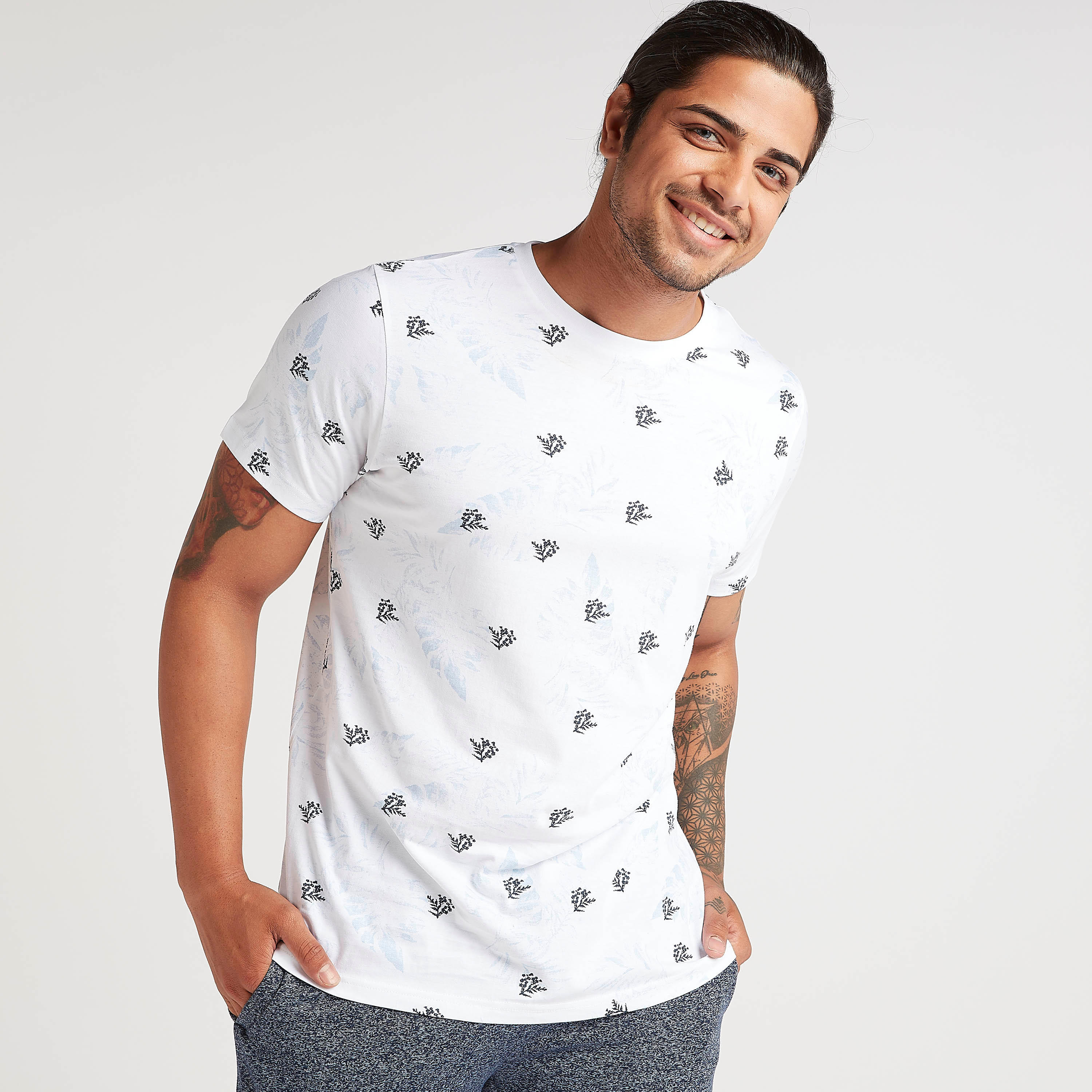 طقم من بنطلون بيجاما طويل وتيشيرت بطبعات-men-clothing-nightwear-sets-image-3