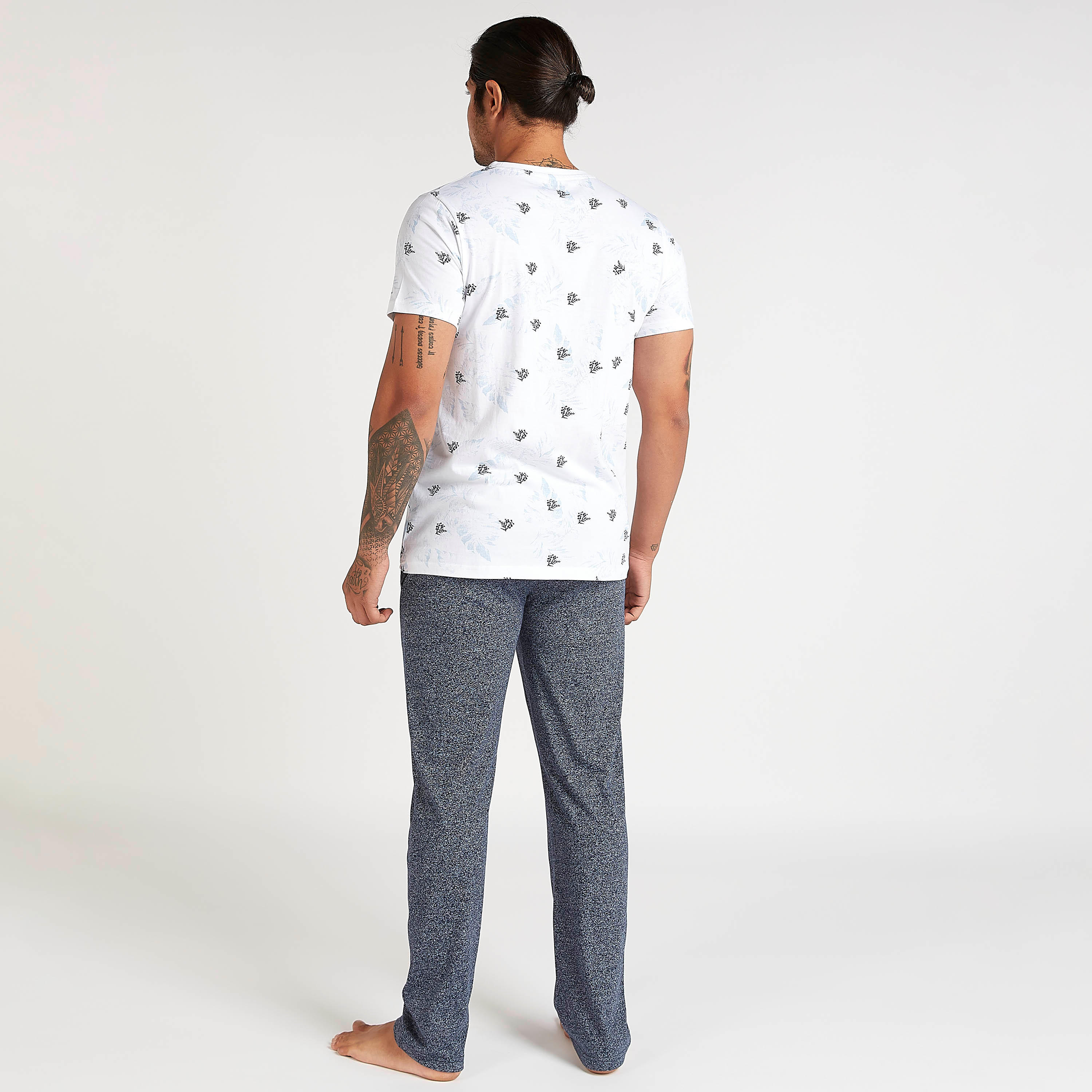 طقم من بنطلون بيجاما طويل وتيشيرت بطبعات-men-clothing-nightwear-sets-image-2