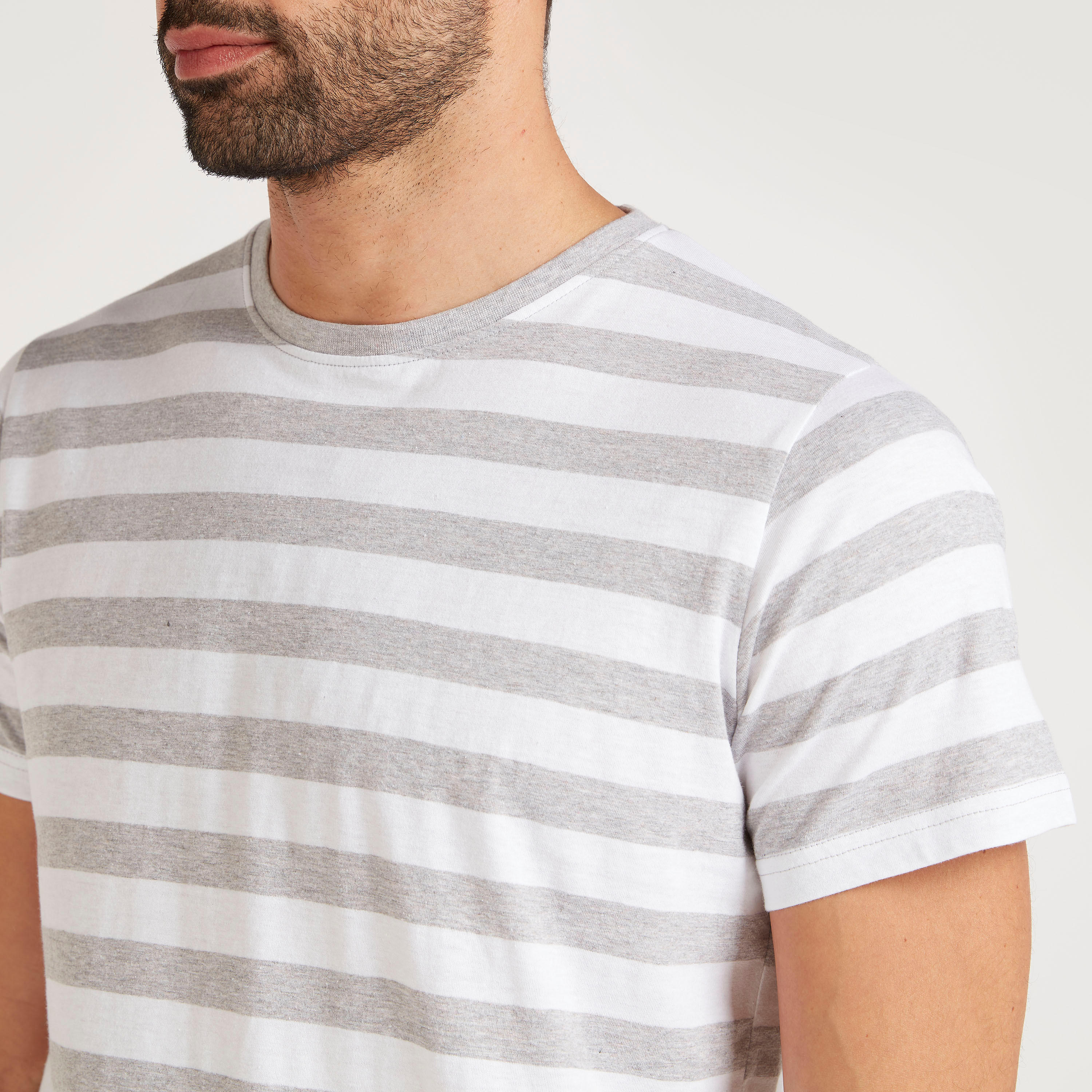طقم بنطلون بيجاما طويل وتيشيرت مخطّط بياقة ضيقة-men-clothing-nightwear-sets-image-3
