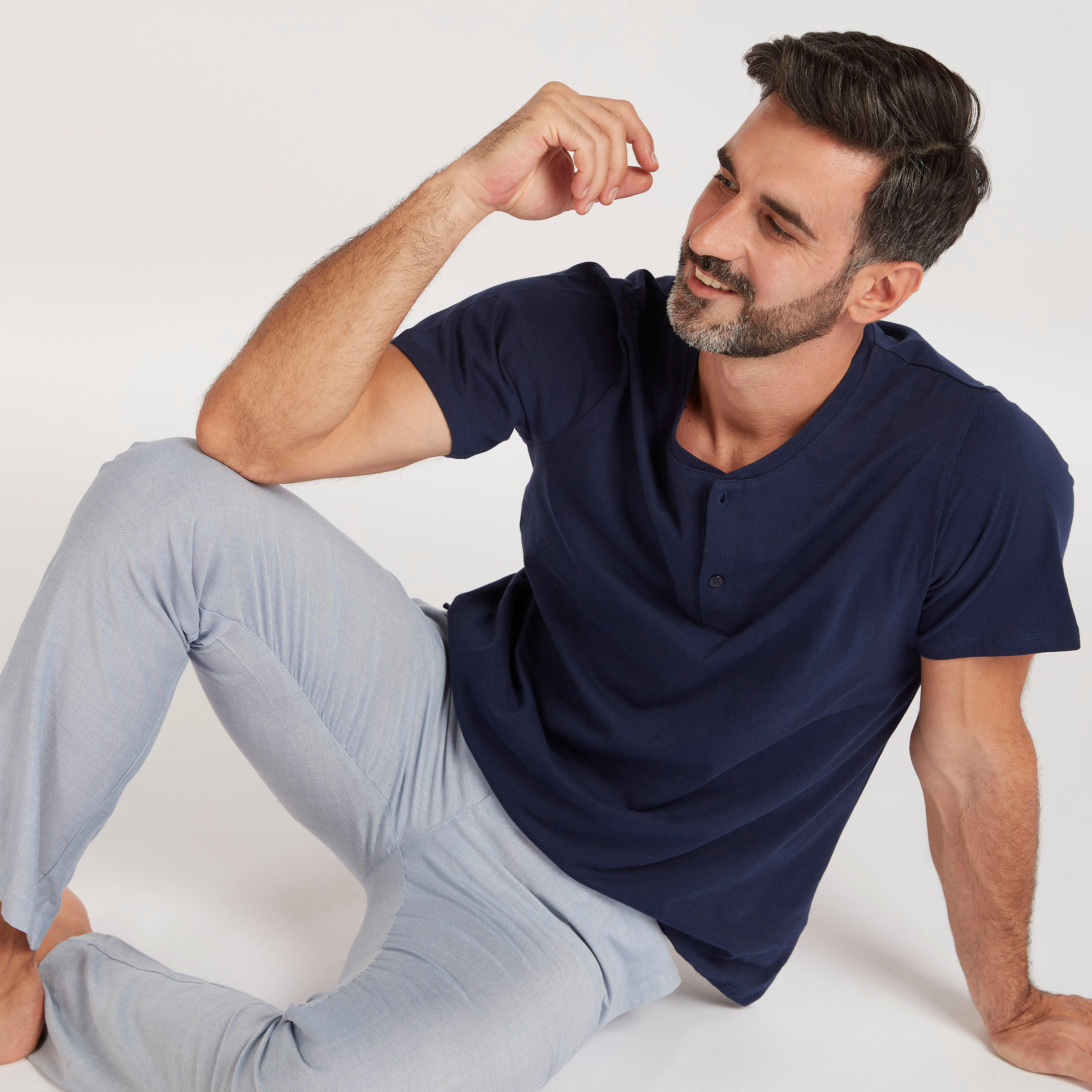 طقم بنطلون بيجاما وتيشيرت سادة بياقة هينلي-men-clothing-nightwear-sets-image-1