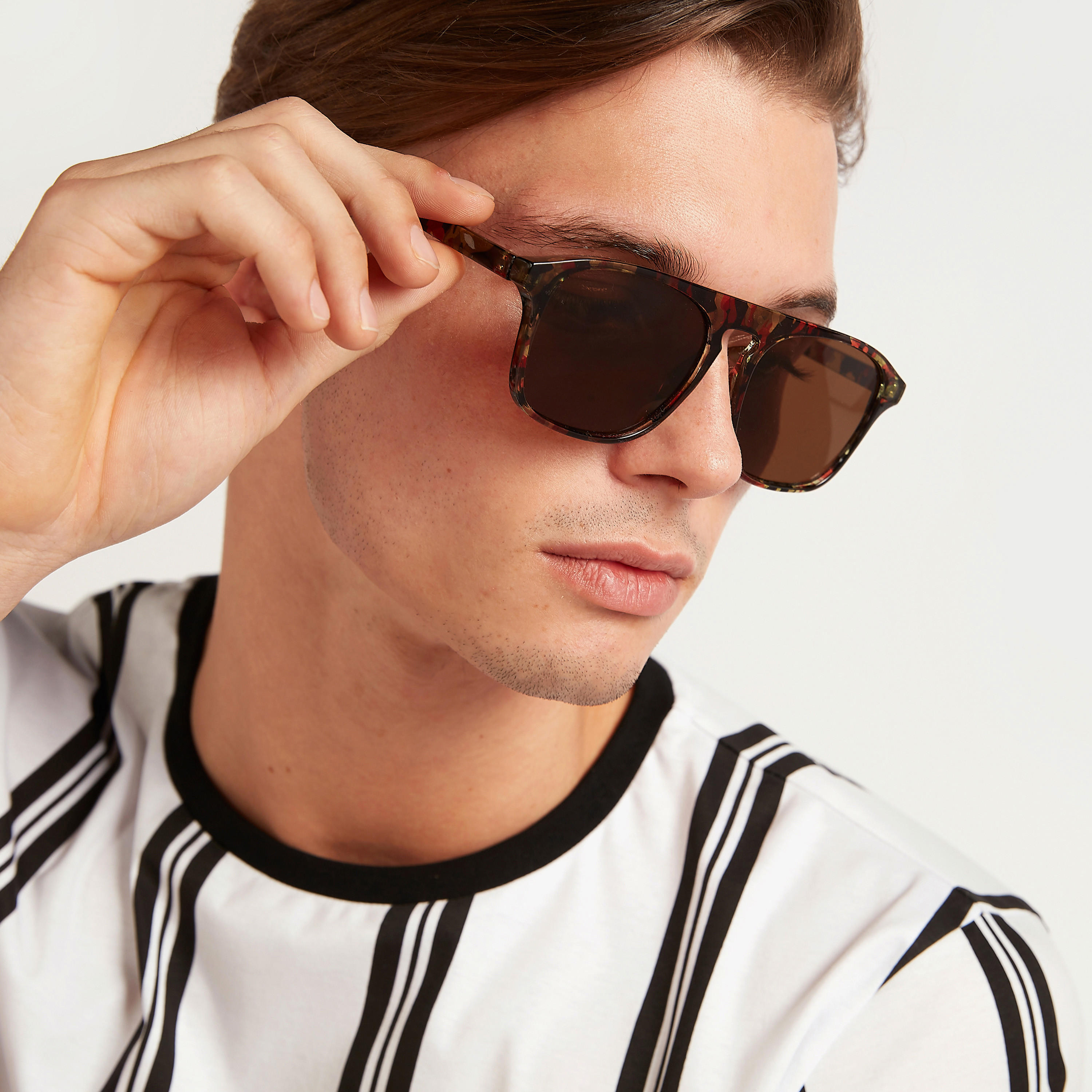 نظّارة شمسيّة واي فيرار بإطار كامل ووسادات أنف وطبعات-men-sunglasses-image-2