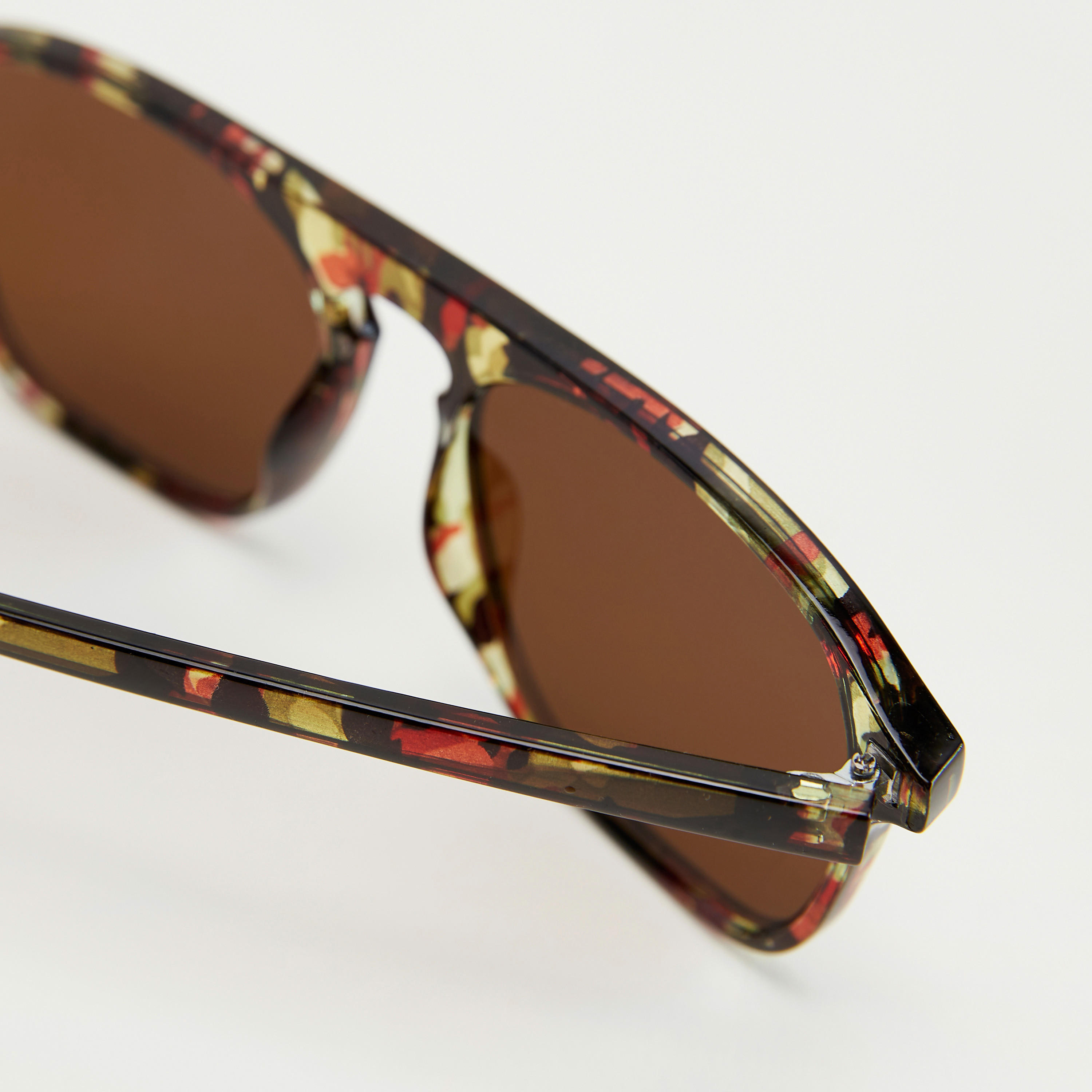 نظّارة شمسيّة واي فيرار بإطار كامل ووسادات أنف وطبعات-men-sunglasses-image-3