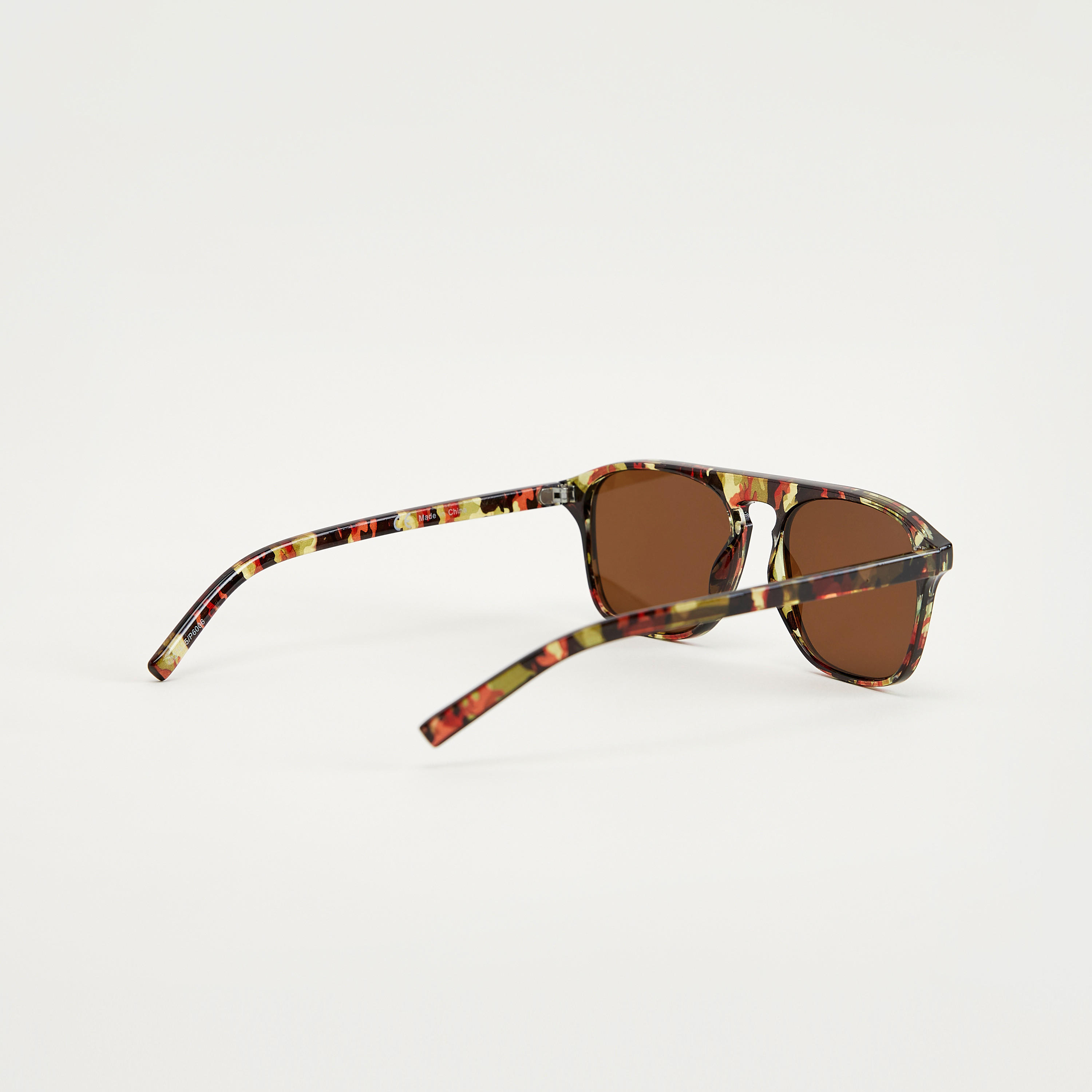 نظّارة شمسيّة واي فيرار بإطار كامل ووسادات أنف وطبعات-men-sunglasses-image-5