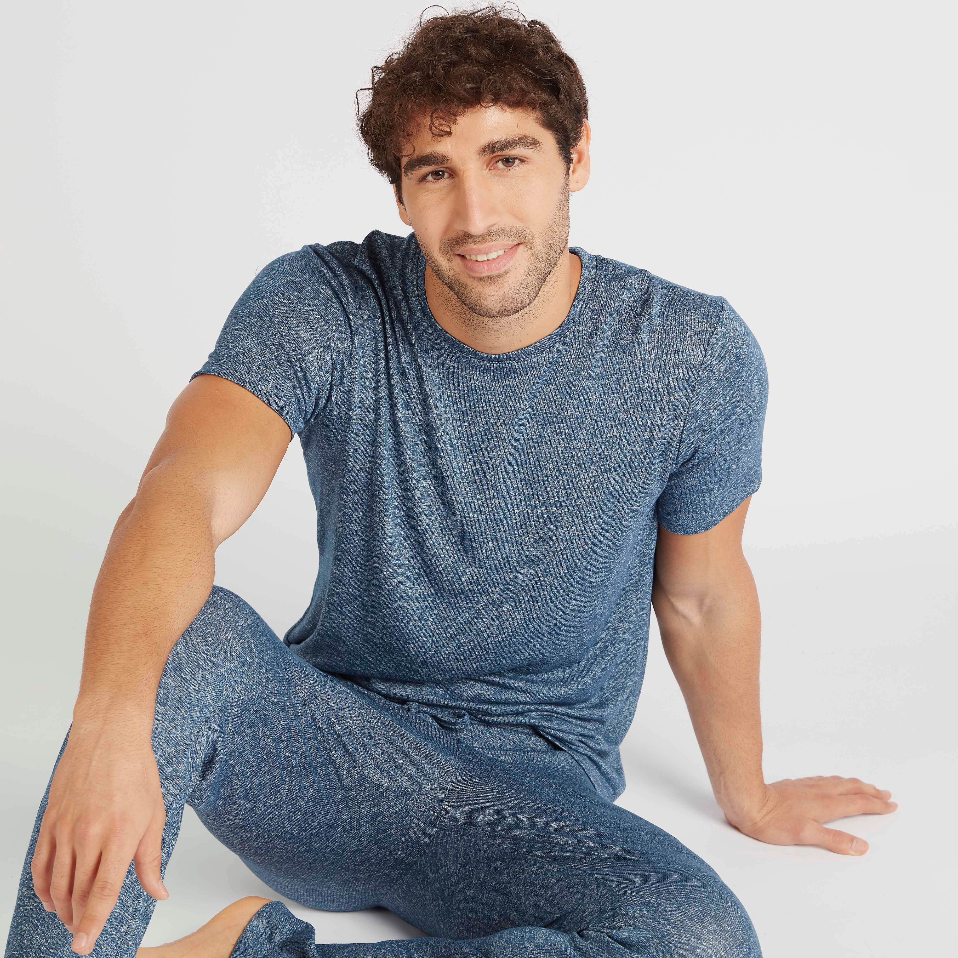 طقم بنطلون بيجاما وتيشيرت سادة بياقة ضيقة-men-clothing-nightwear-sets-image-1