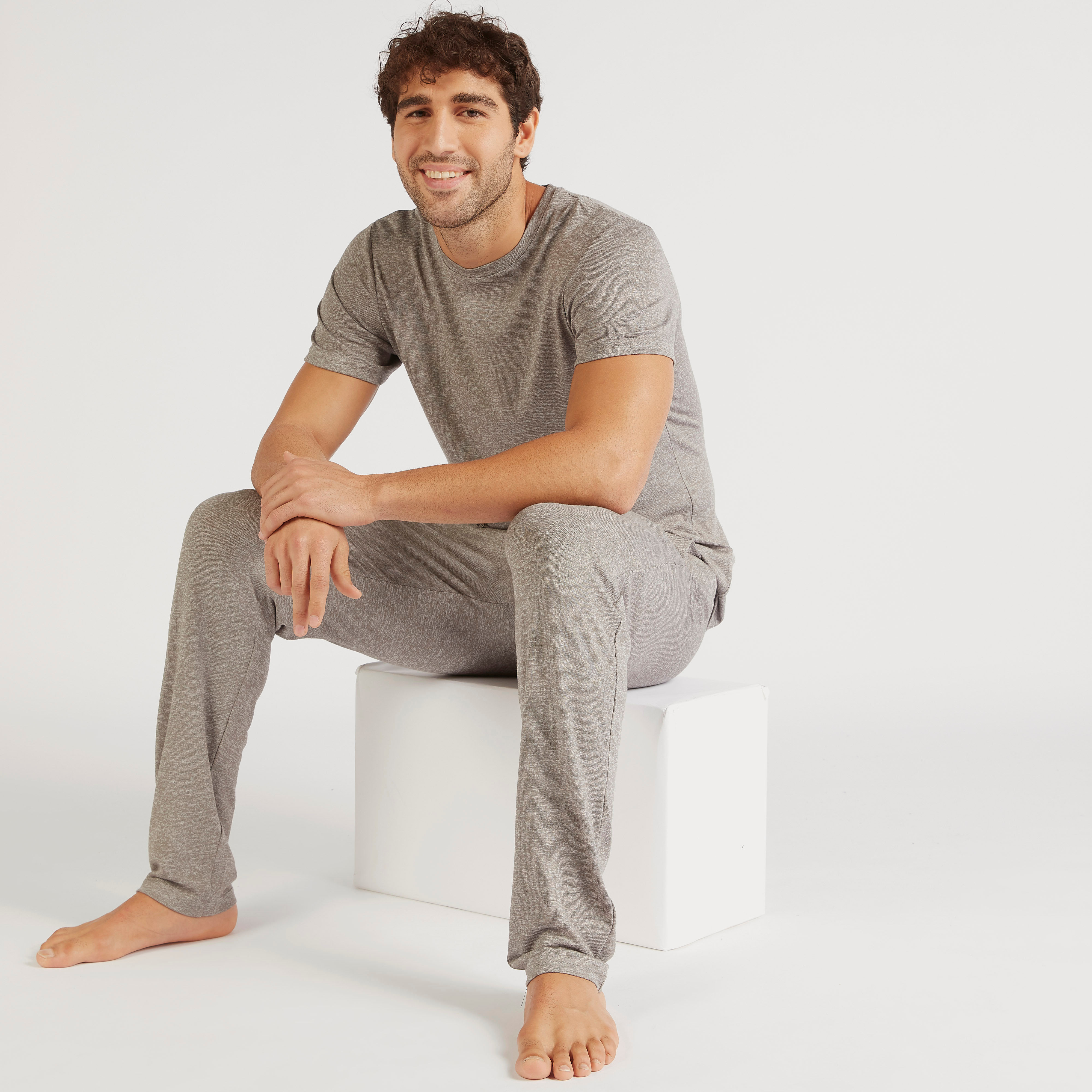 طقم بنطلون بيجاما وتيشيرت سادة بياقة ضيقة-men-clothing-nightwear-sets-image-6