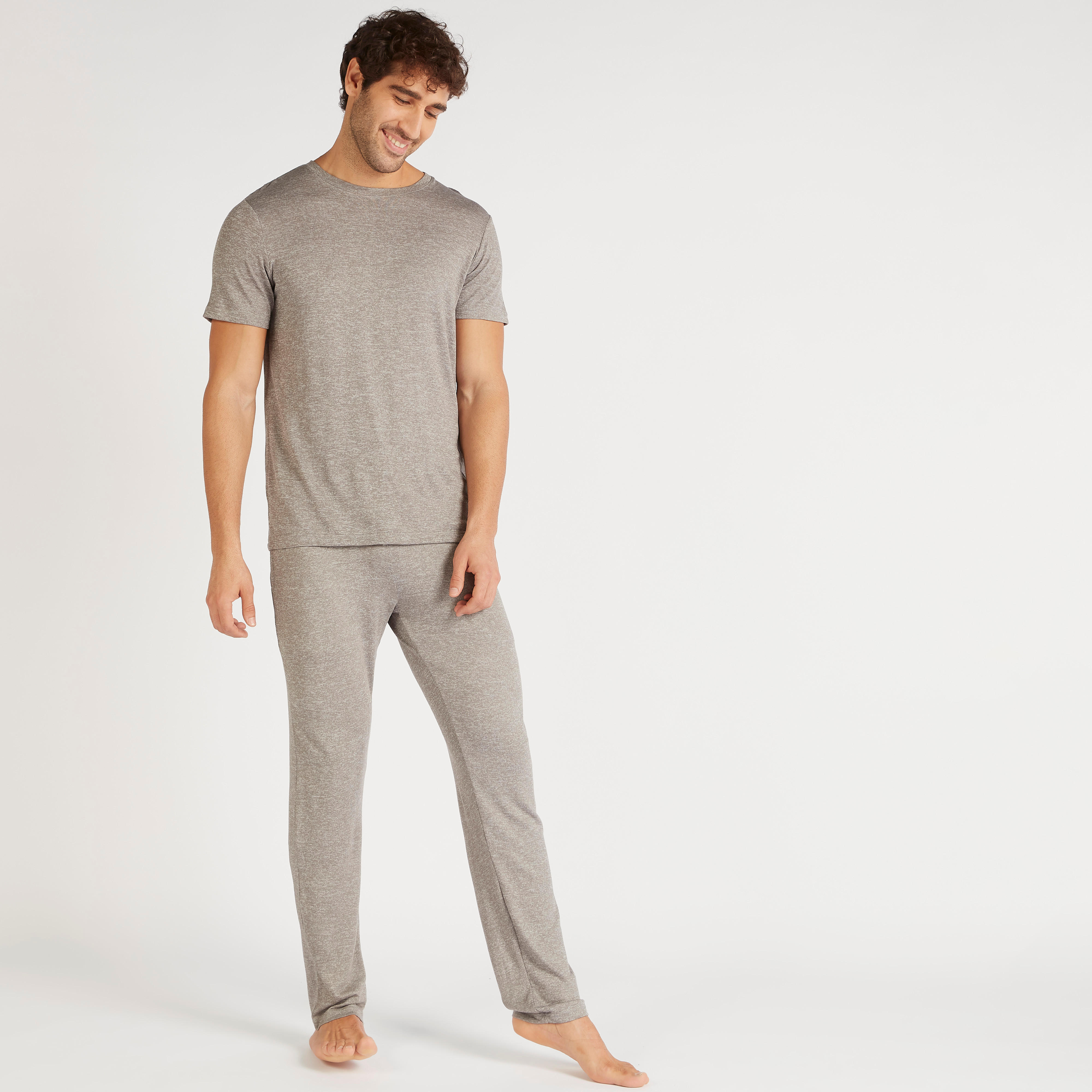 طقم بنطلون بيجاما وتيشيرت سادة بياقة ضيقة-men-clothing-nightwear-sets-image-7