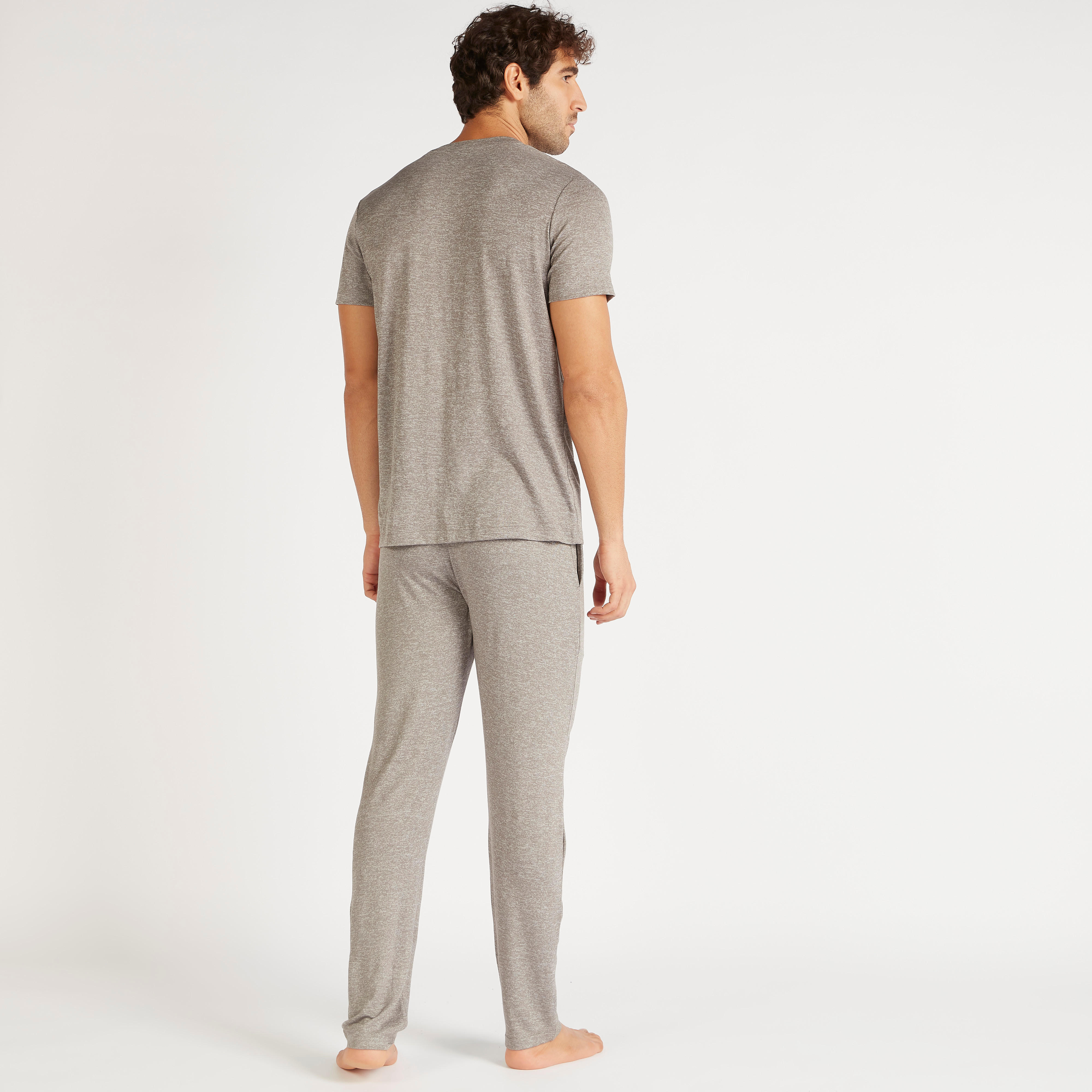 طقم بنطلون بيجاما وتيشيرت سادة بياقة ضيقة-men-clothing-nightwear-sets-image-9