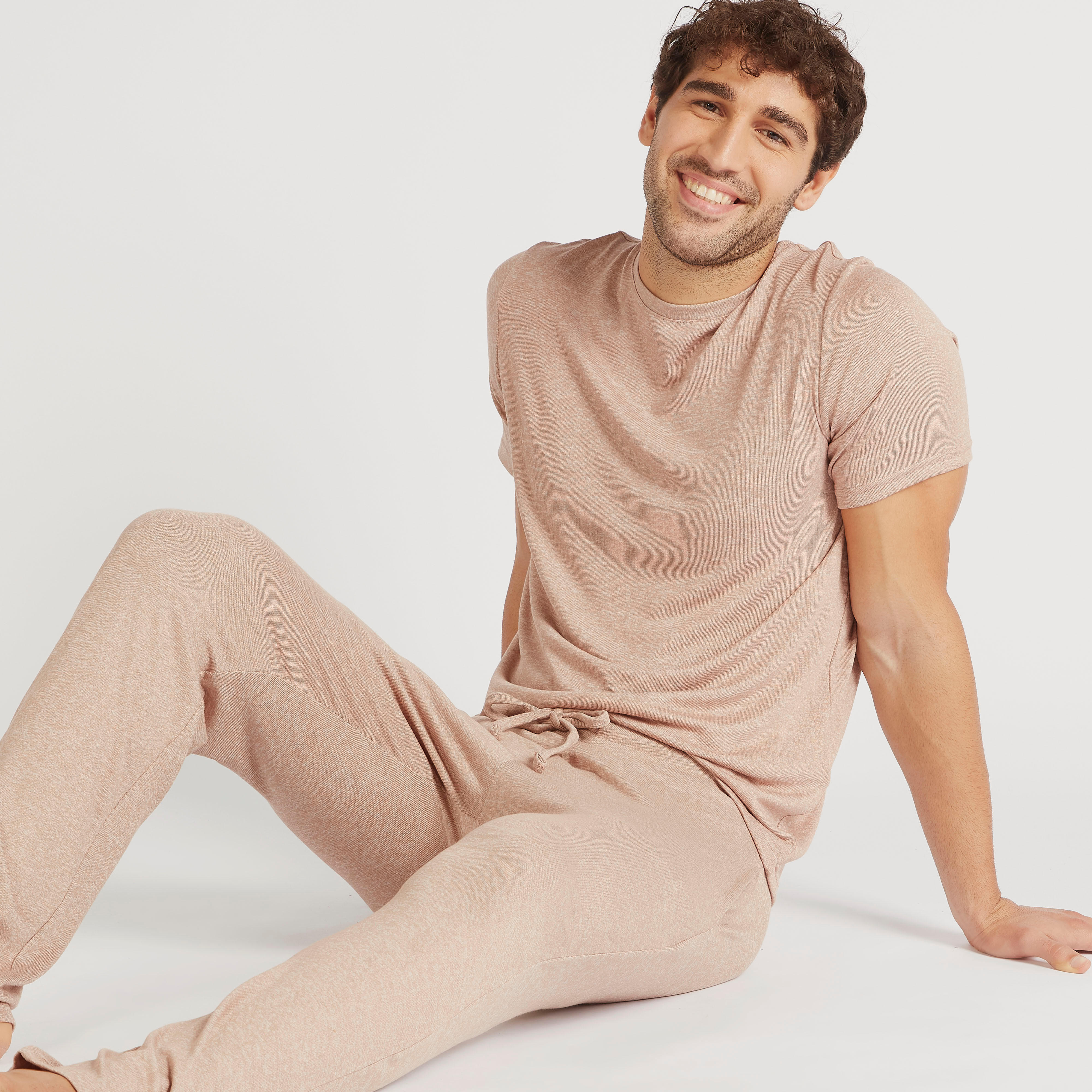 طقم بنطلون بيجاما وتيشيرت سادة بياقة ضيقة-men-clothing-nightwear-sets-image-11