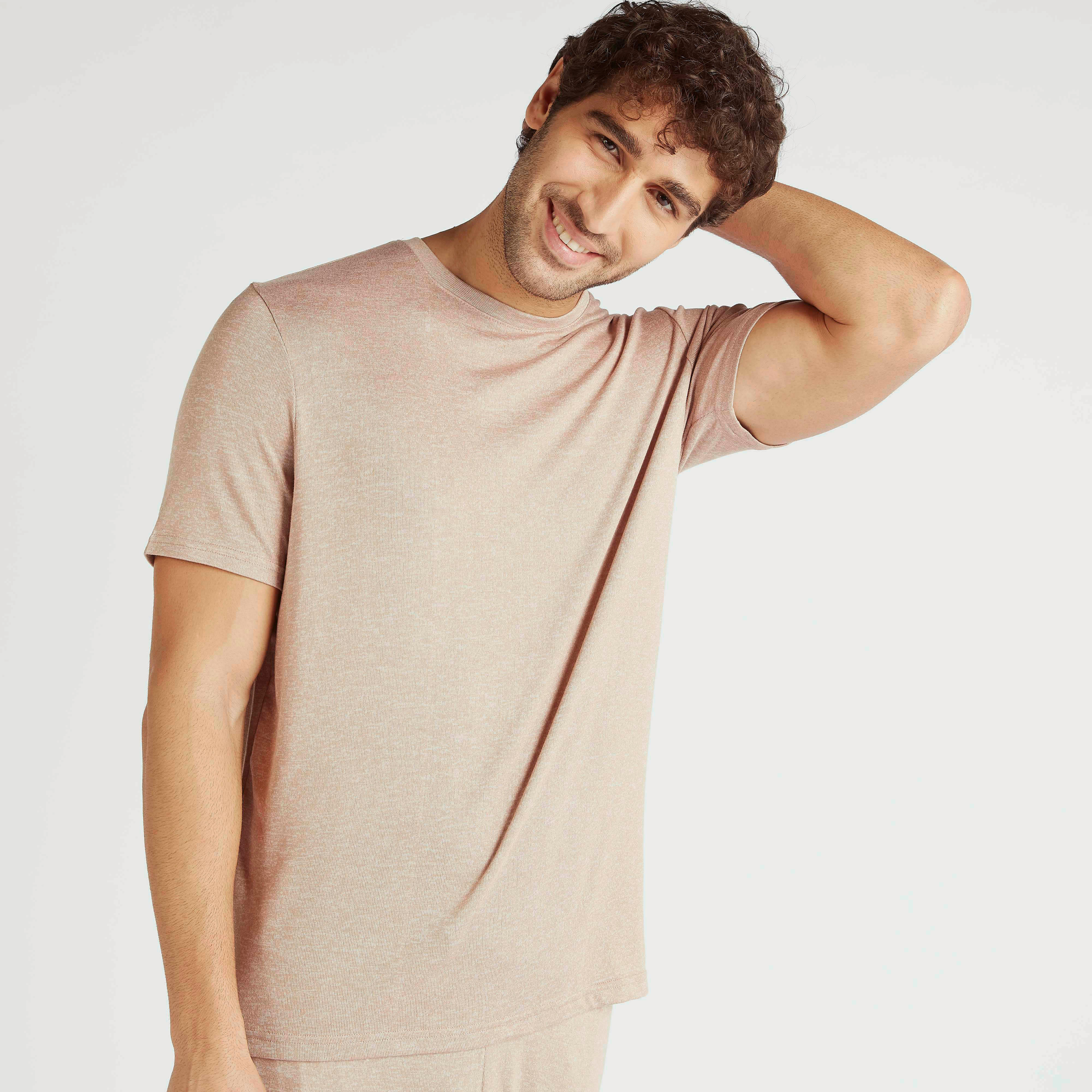 طقم بنطلون بيجاما وتيشيرت سادة بياقة ضيقة-men-clothing-nightwear-sets-image-12