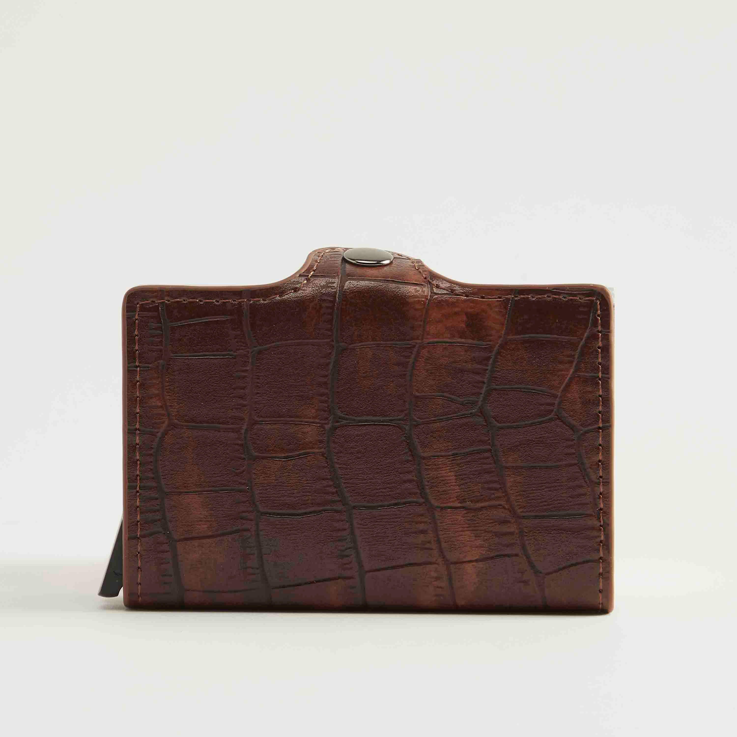 حامل بطاقات بارز الملمس بتصميم جلد زواحف وزر إغلاق مبّاس-men-beltsandwallets-wallets-image-1