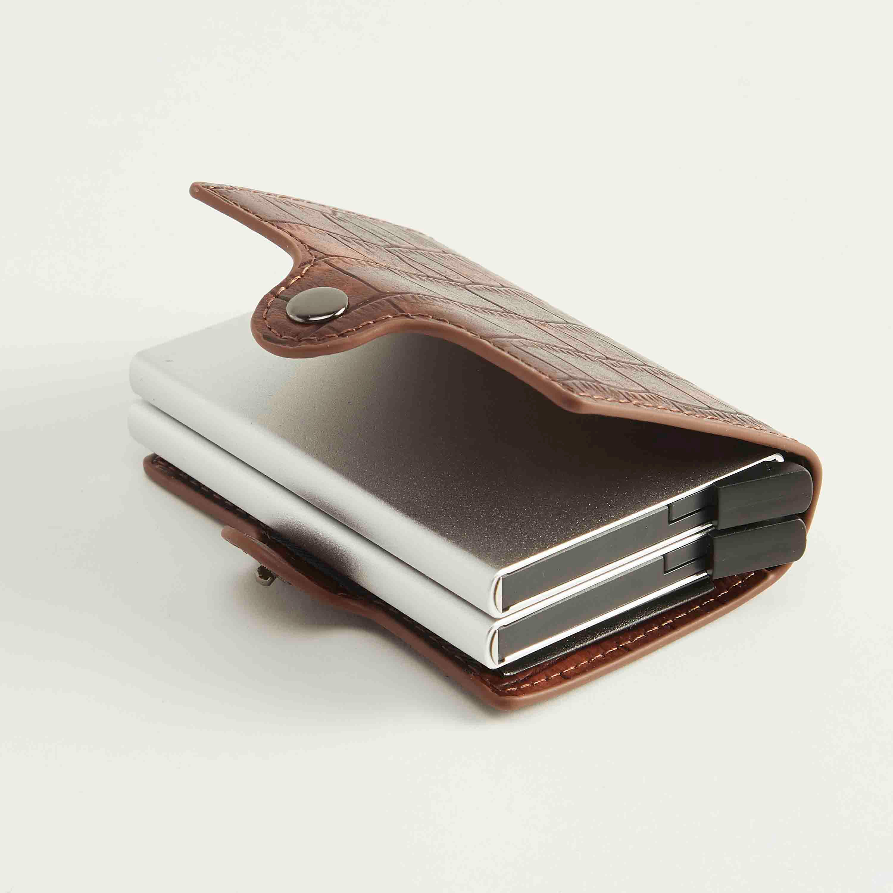 حامل بطاقات بارز الملمس بتصميم جلد زواحف وزر إغلاق مبّاس-men-beltsandwallets-wallets-image-2