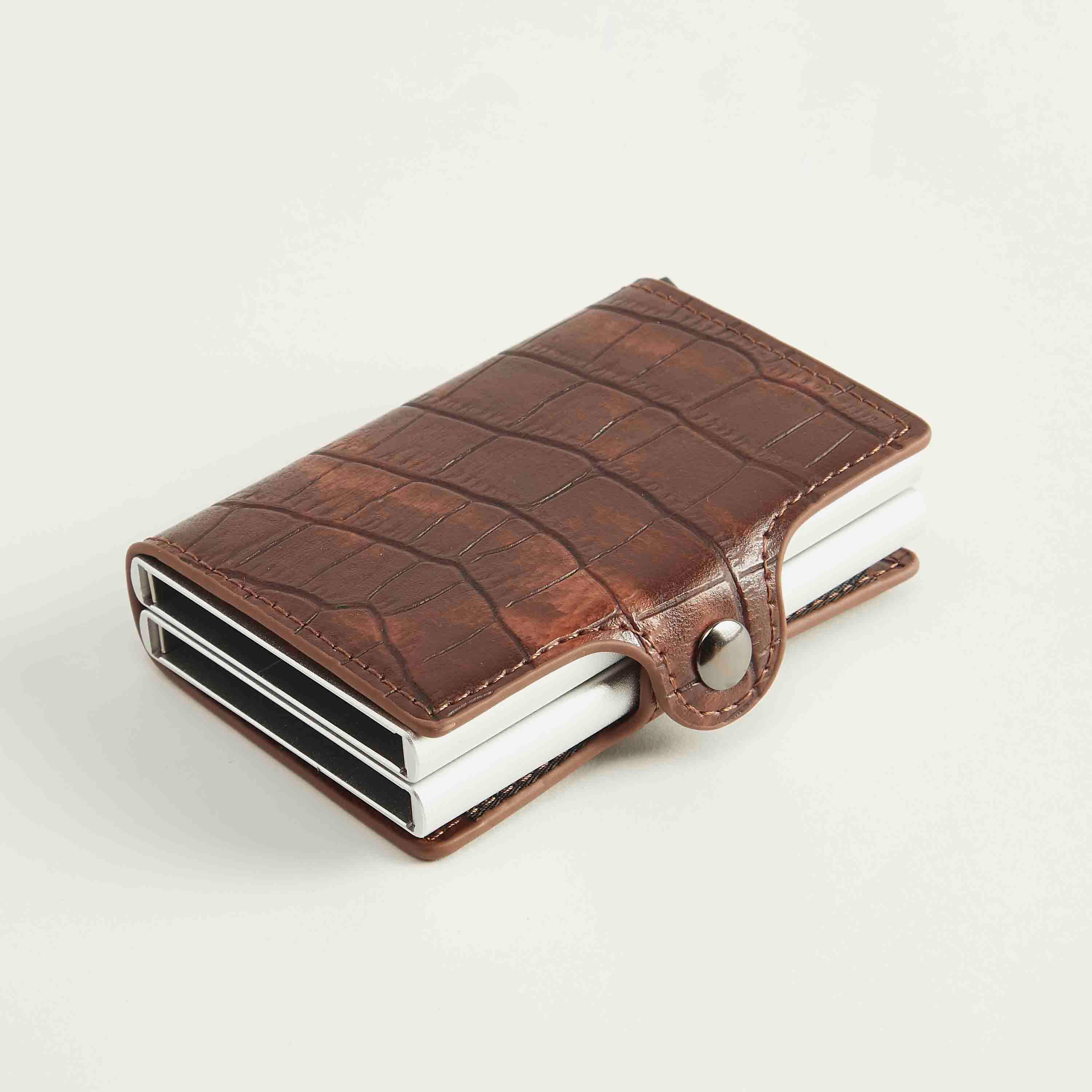 حامل بطاقات بارز الملمس بتصميم جلد زواحف وزر إغلاق مبّاس-men-beltsandwallets-wallets-image-3