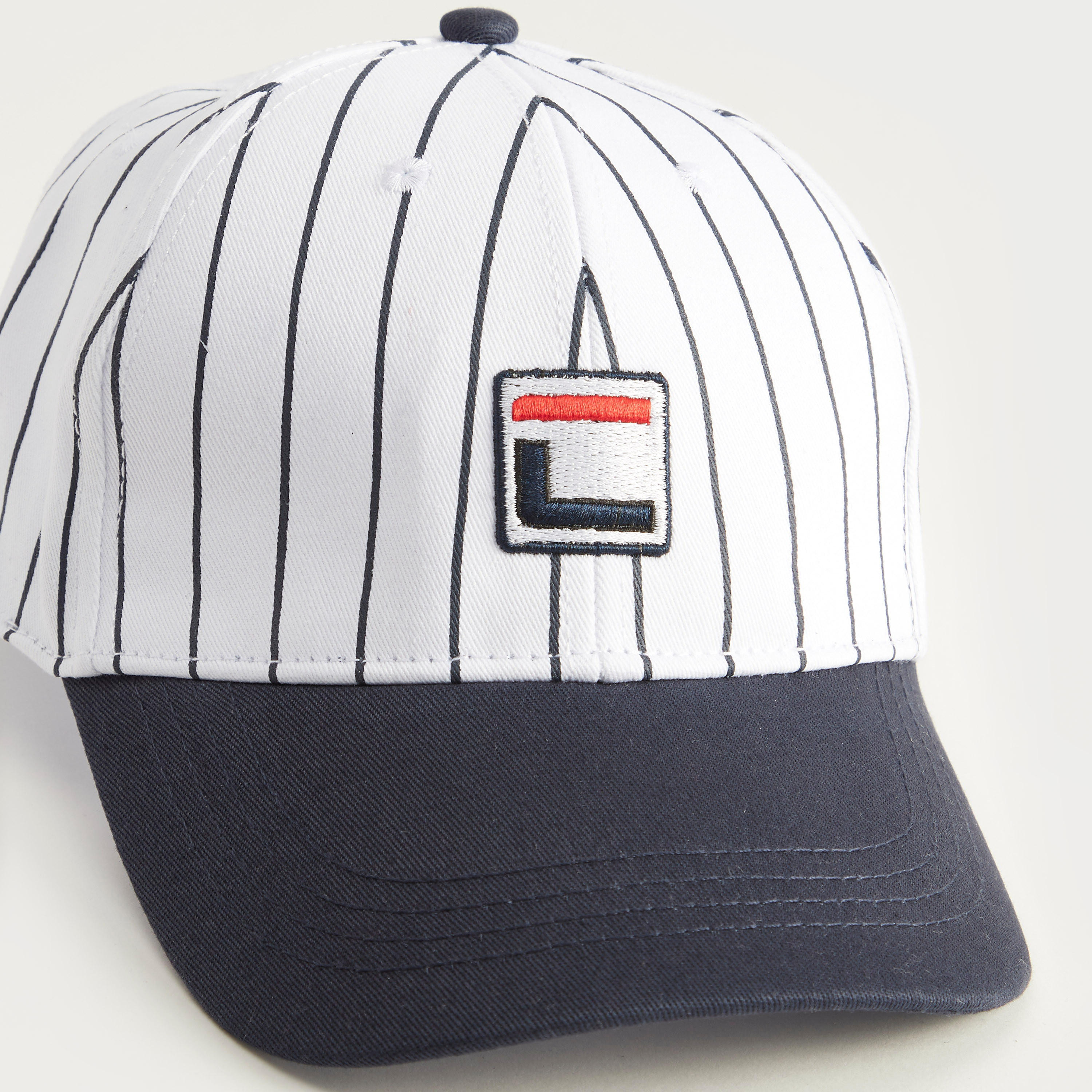 كاب مخطّطة بإبزيم إغلاق وزخرفة مطرّزة-men-caps-image-3