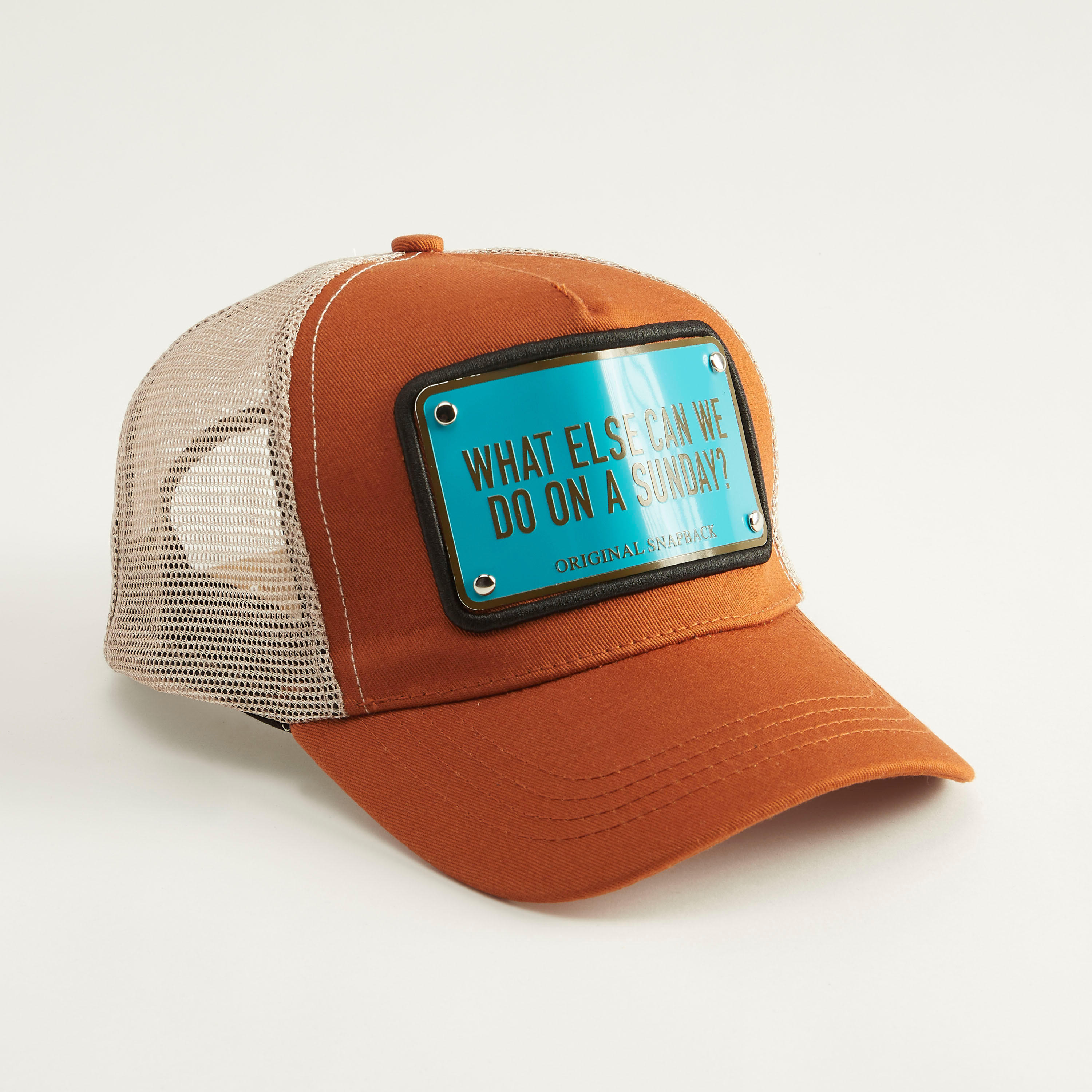 كاب بتفاصيل مزخرفة وشبكة وزر كبّاس خلفي-men-caps-image-1
