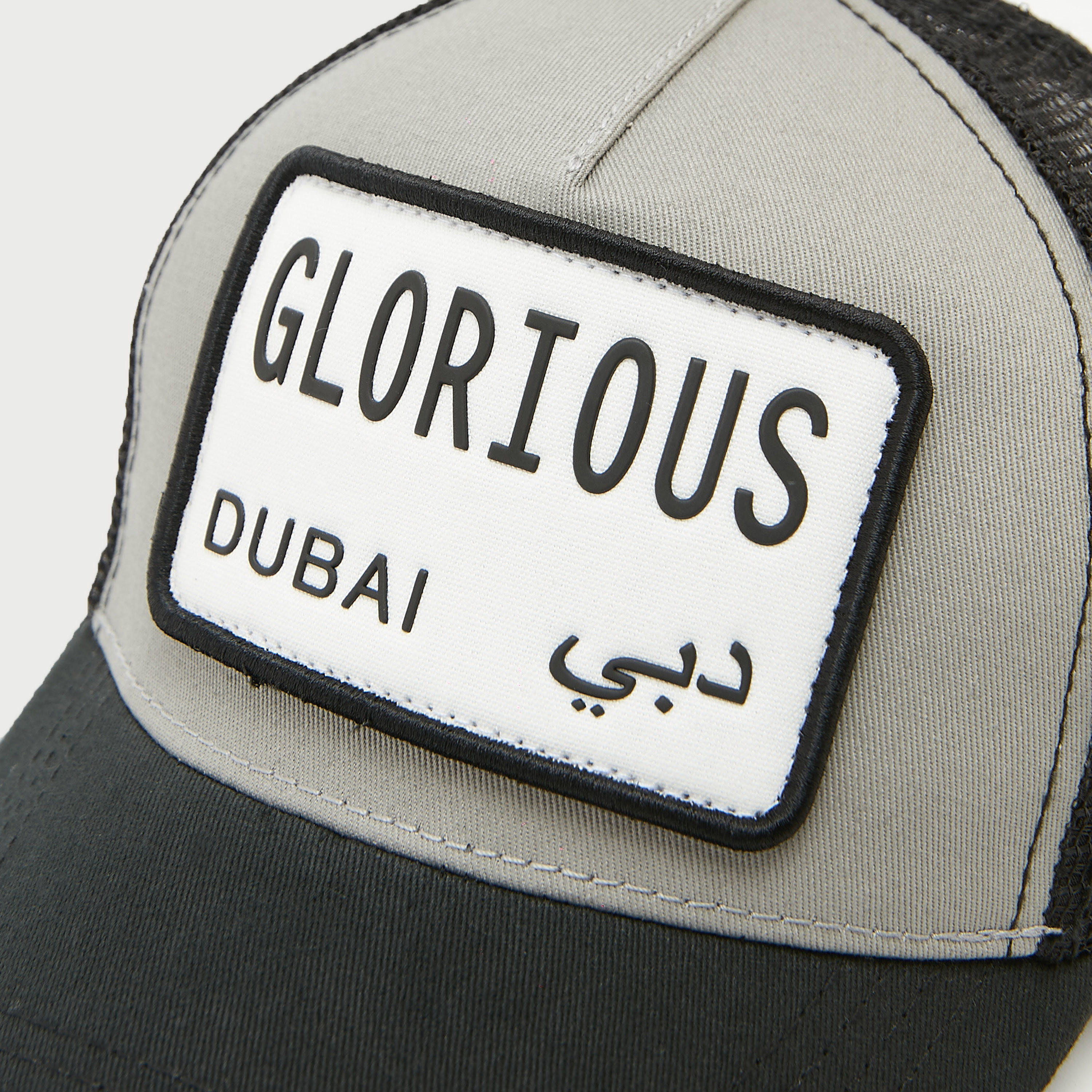 كاب بتفاصيل شبكيّة ومزخرفة وزر إغلاق-men-caps-image-2