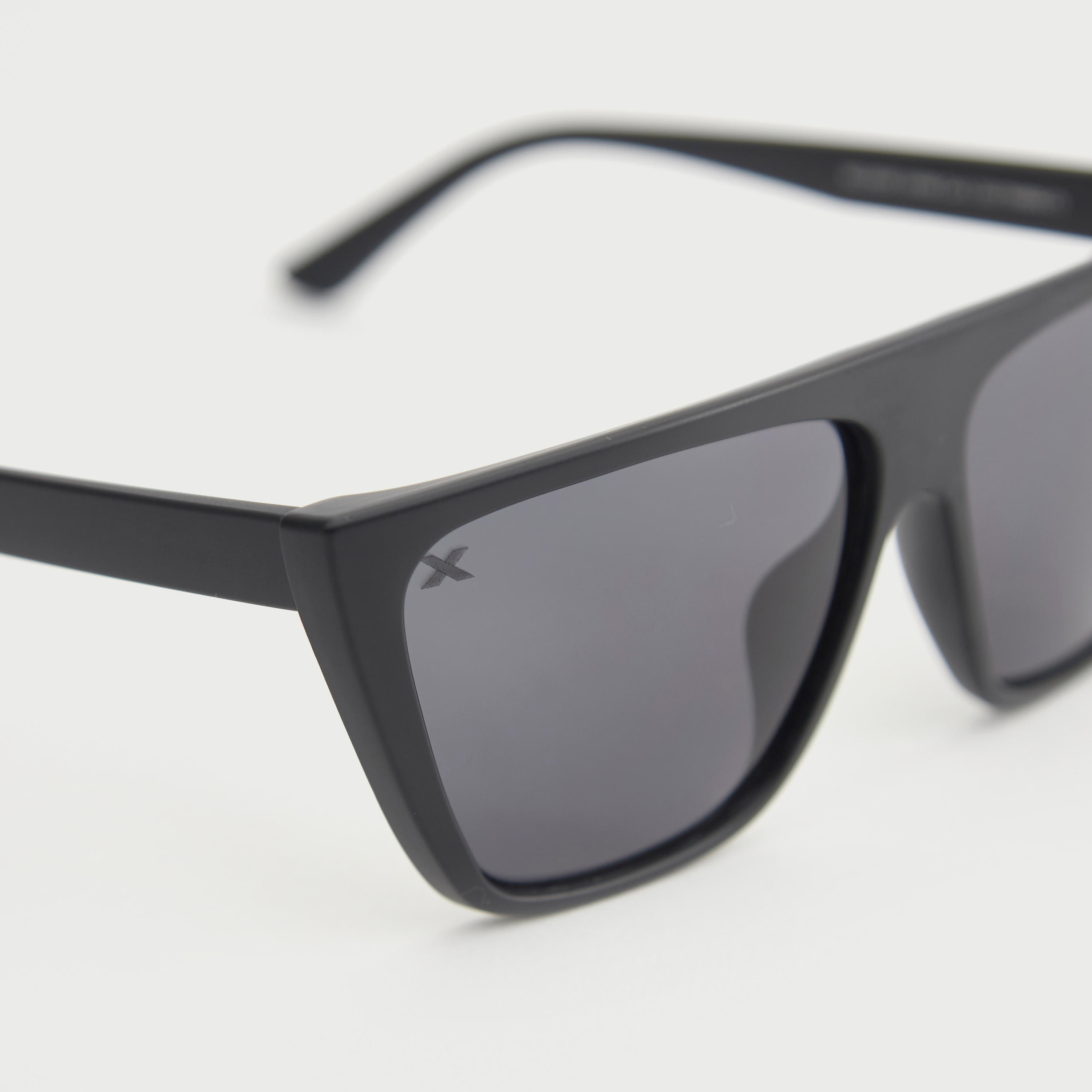 نظارة شمسية بعدسات ملونة وإطار كامل ووسادات أنف من أوكيالي-men-sunglasses-image-3