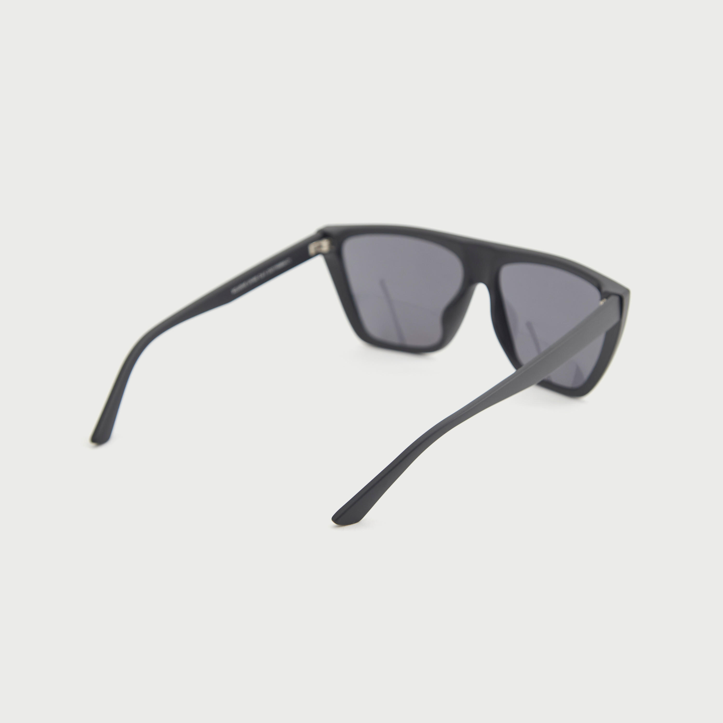 نظارة شمسية بعدسات ملونة وإطار كامل ووسادات أنف من أوكيالي-men-sunglasses-image-4