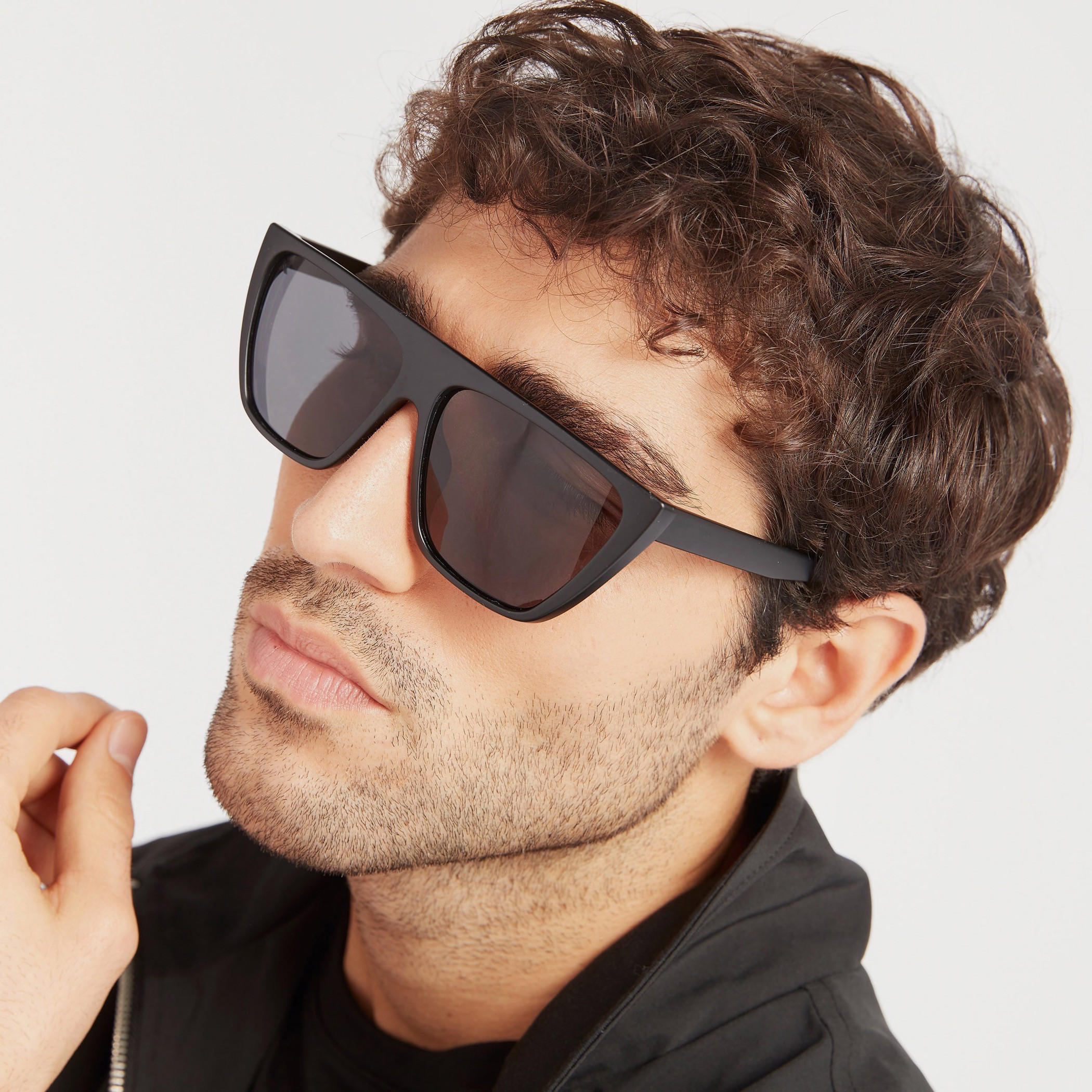 نظارة شمسية بعدسات ملونة وإطار كامل ووسادات أنف من أوكيالي-men-sunglasses-image-2