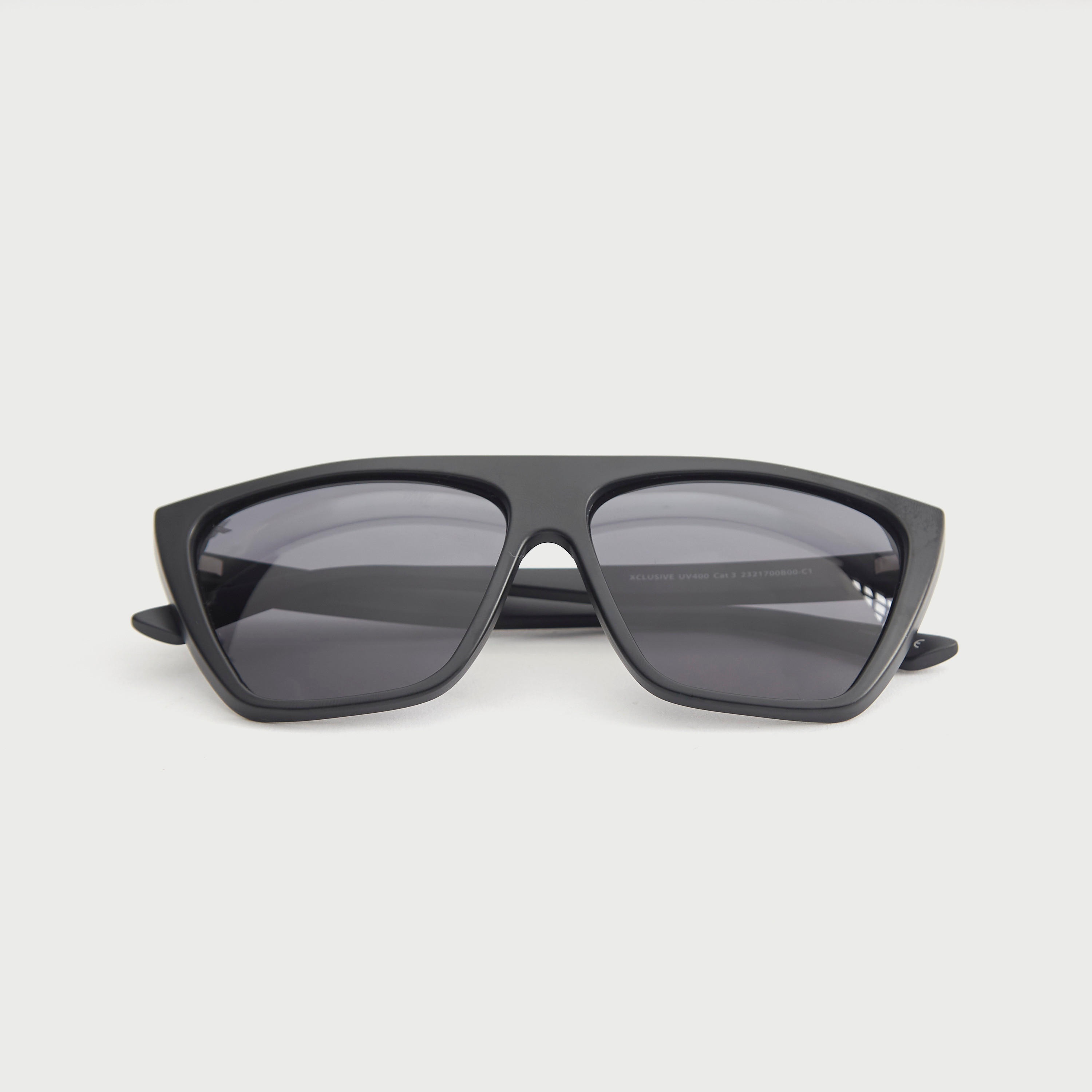 نظارة شمسية بعدسات ملونة وإطار كامل ووسادات أنف من أوكيالي-men-sunglasses-image-1