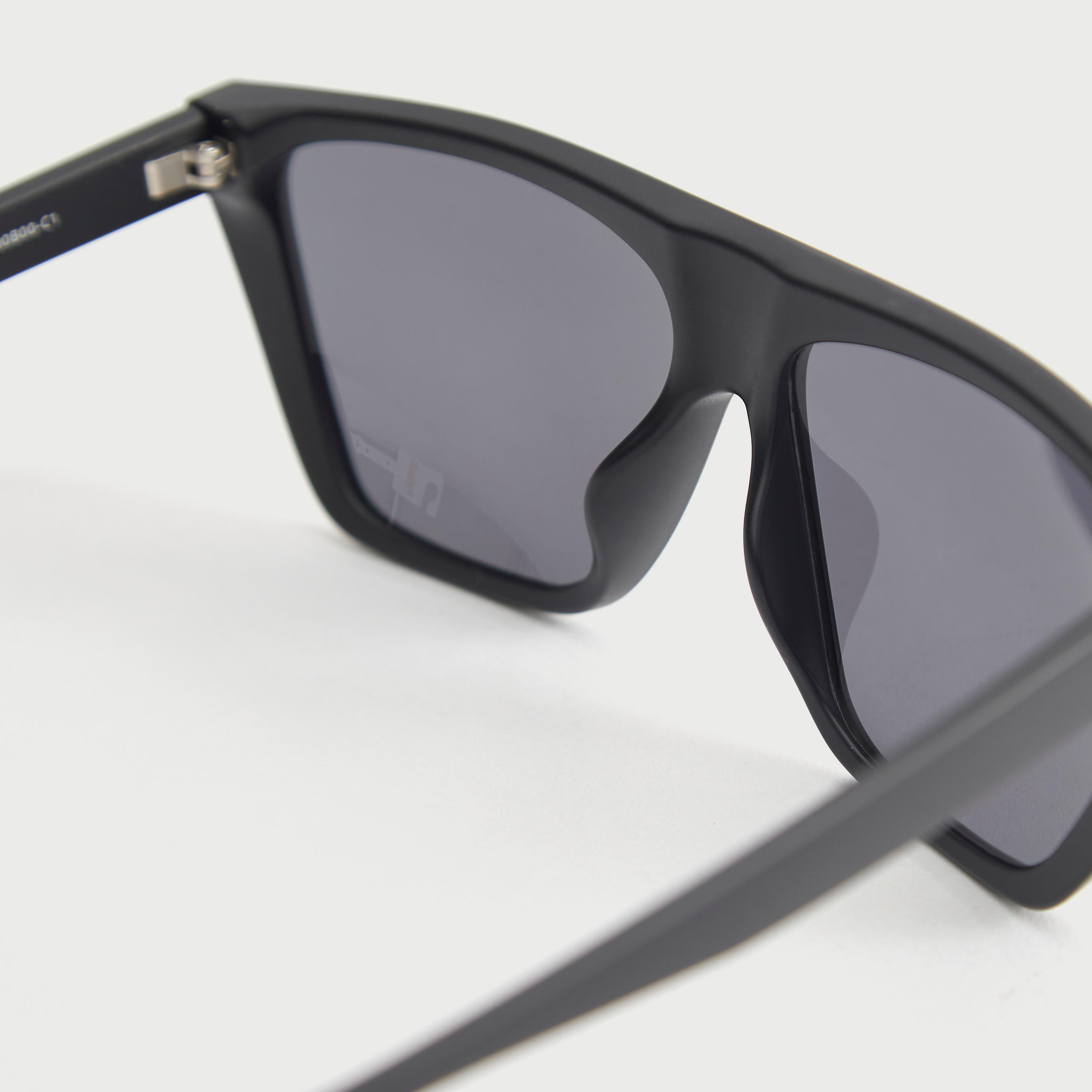 نظارة شمسية بعدسات ملونة وإطار كامل ووسادات أنف من أوكيالي-men-sunglasses-image-3