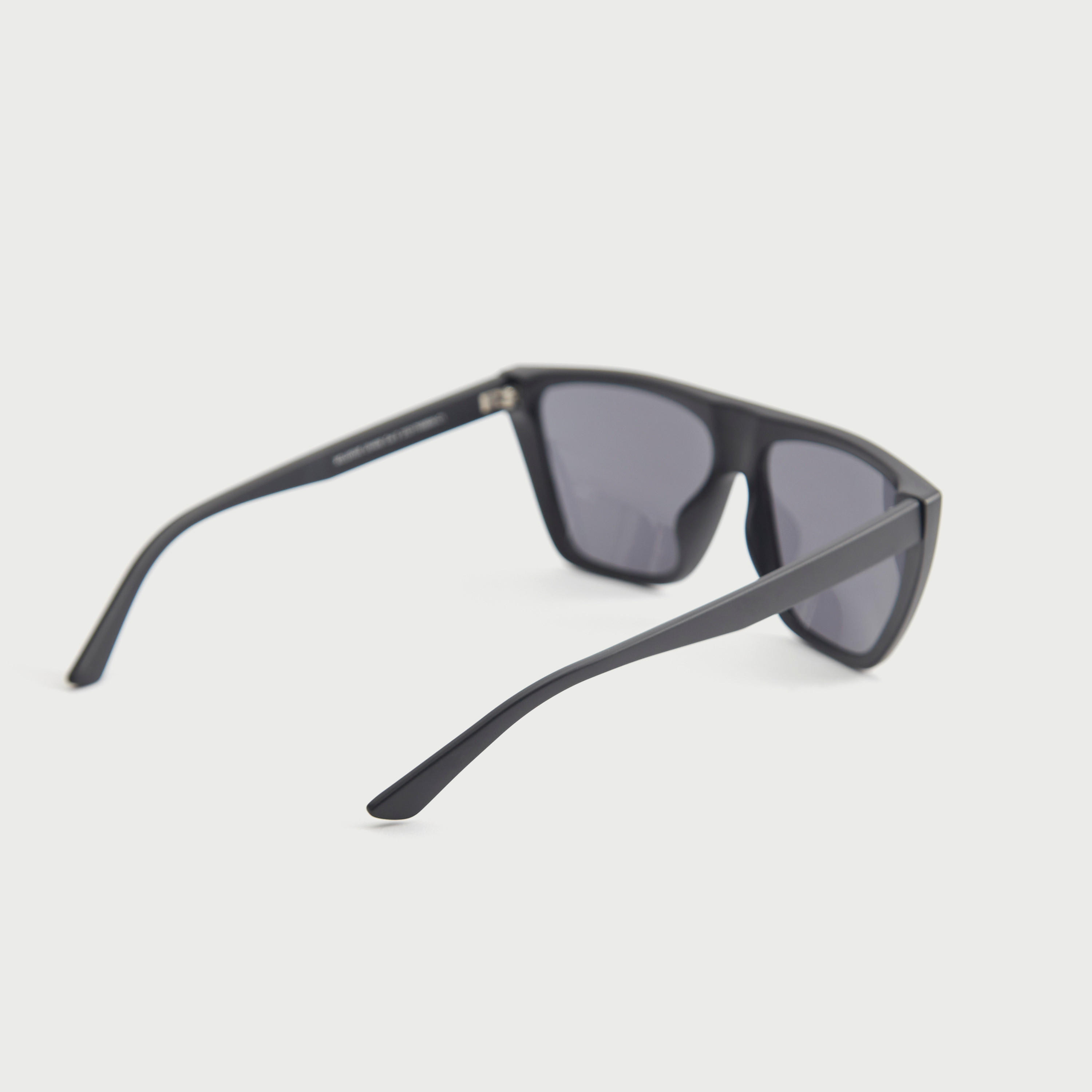 نظارة شمسية بعدسات ملونة وإطار كامل ووسادات أنف من أوكيالي-men-sunglasses-image-4